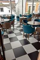 <b>SJAKK: </b>Baren er innredet med sjakkrutete gulv og komfortable stoler. I pub-delen, der den tidligere pianobaren var beliggende, har Dråpe Design vært med og utformet barløsning og blant annet valgt det sjakkmønstrede gulvet og møbler.