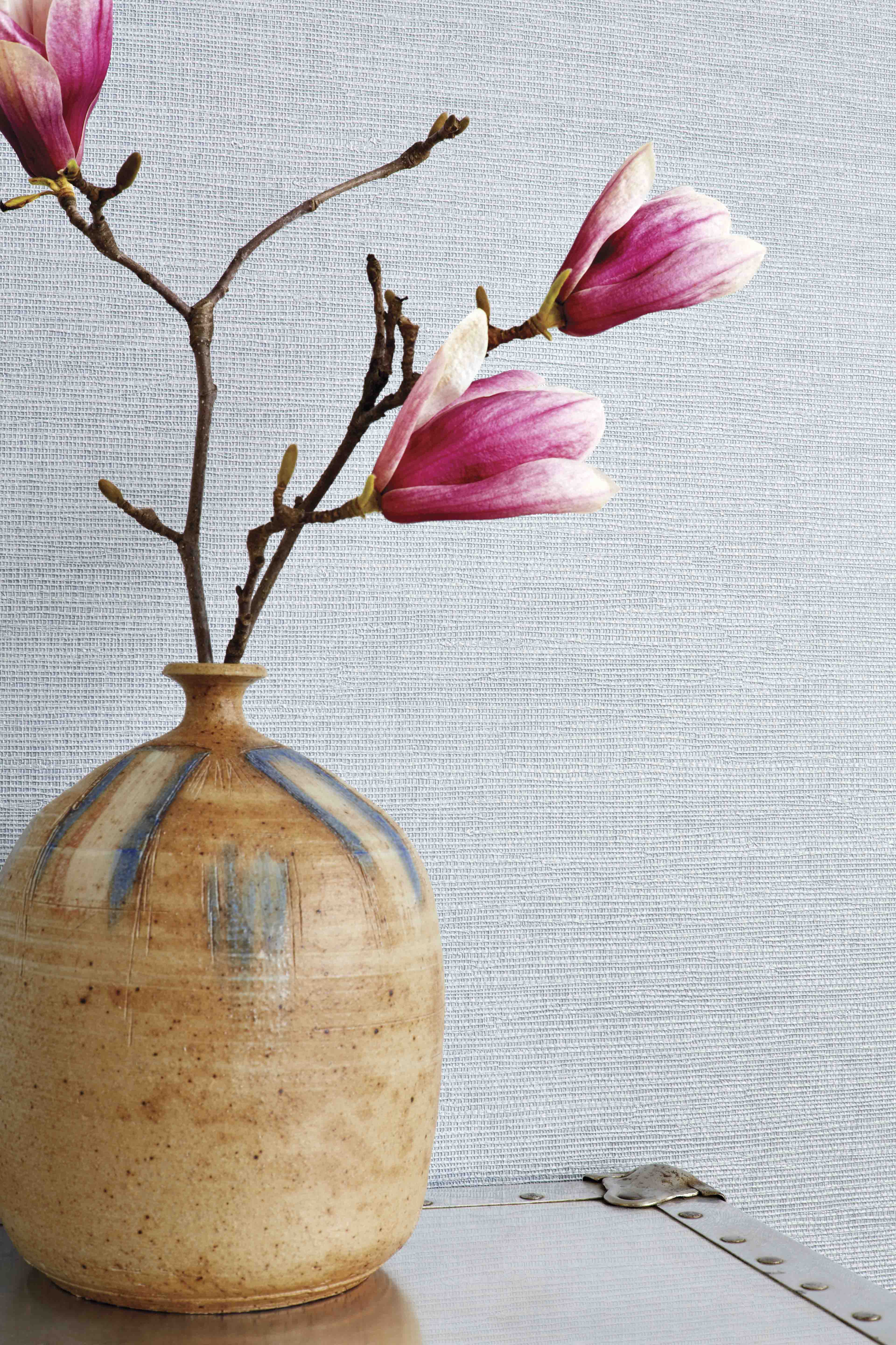 GRÅTT: Den mye brukte grå veggen blir med en gang mer spennende med et tapet med en taktil, teksturert overflate. (Foto: INTAG)