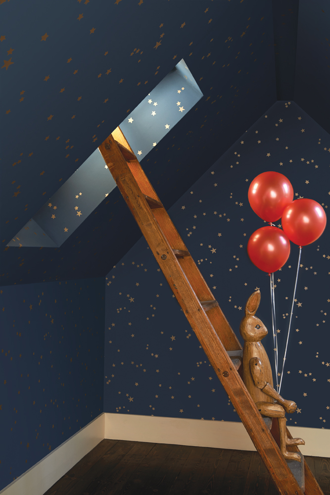 Å sove under stjernehimmelen er å sove godt! Barnets fantasi tegner figurer og finner opp historier blant stjernekonstellasjonene på vegger og tak. Tapet er fra Cole & Son/Borges kolleksjon Whimsical.