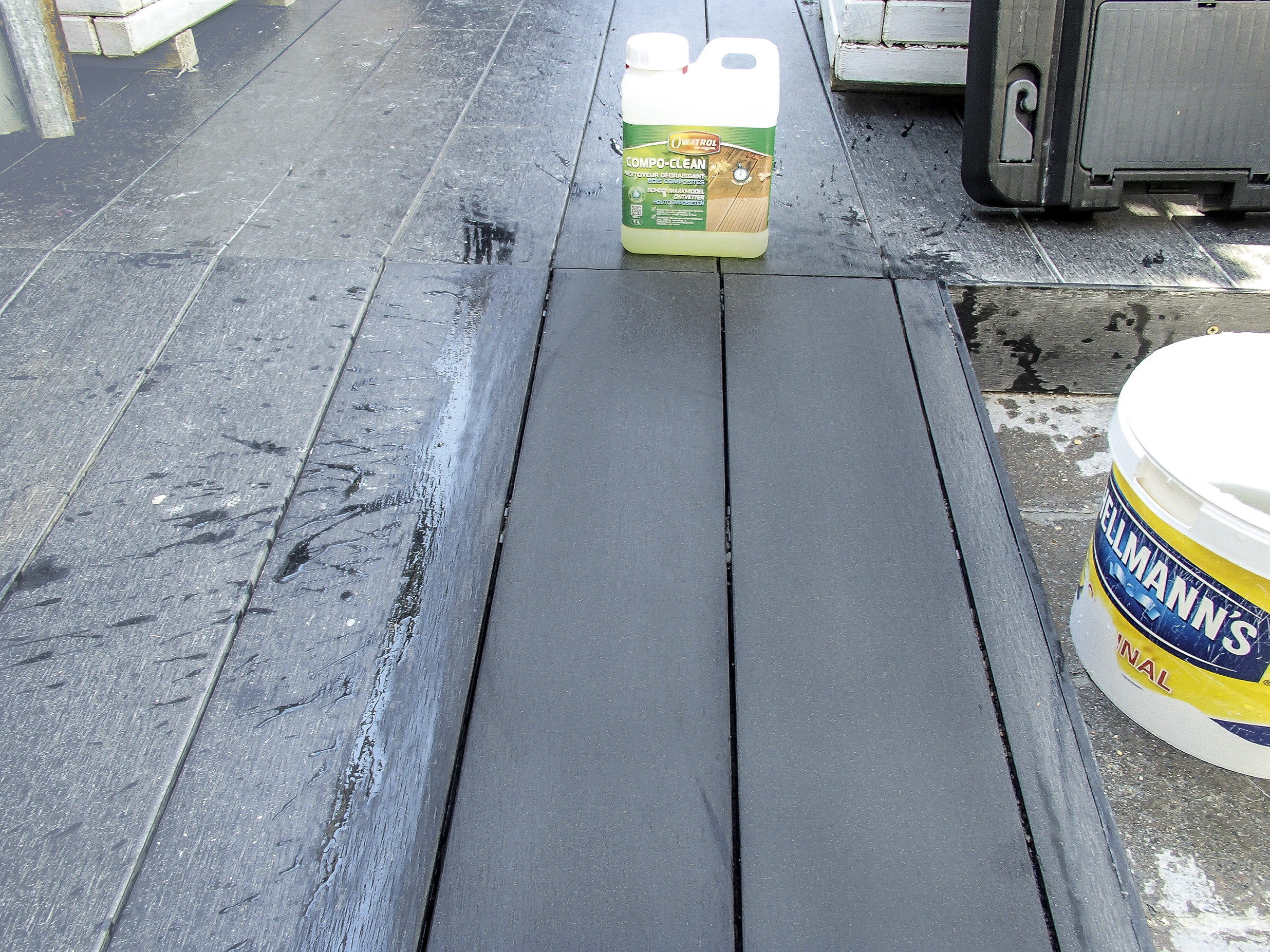 Med et spesialmiddel renses og avfettes alle typer trekompositter. 