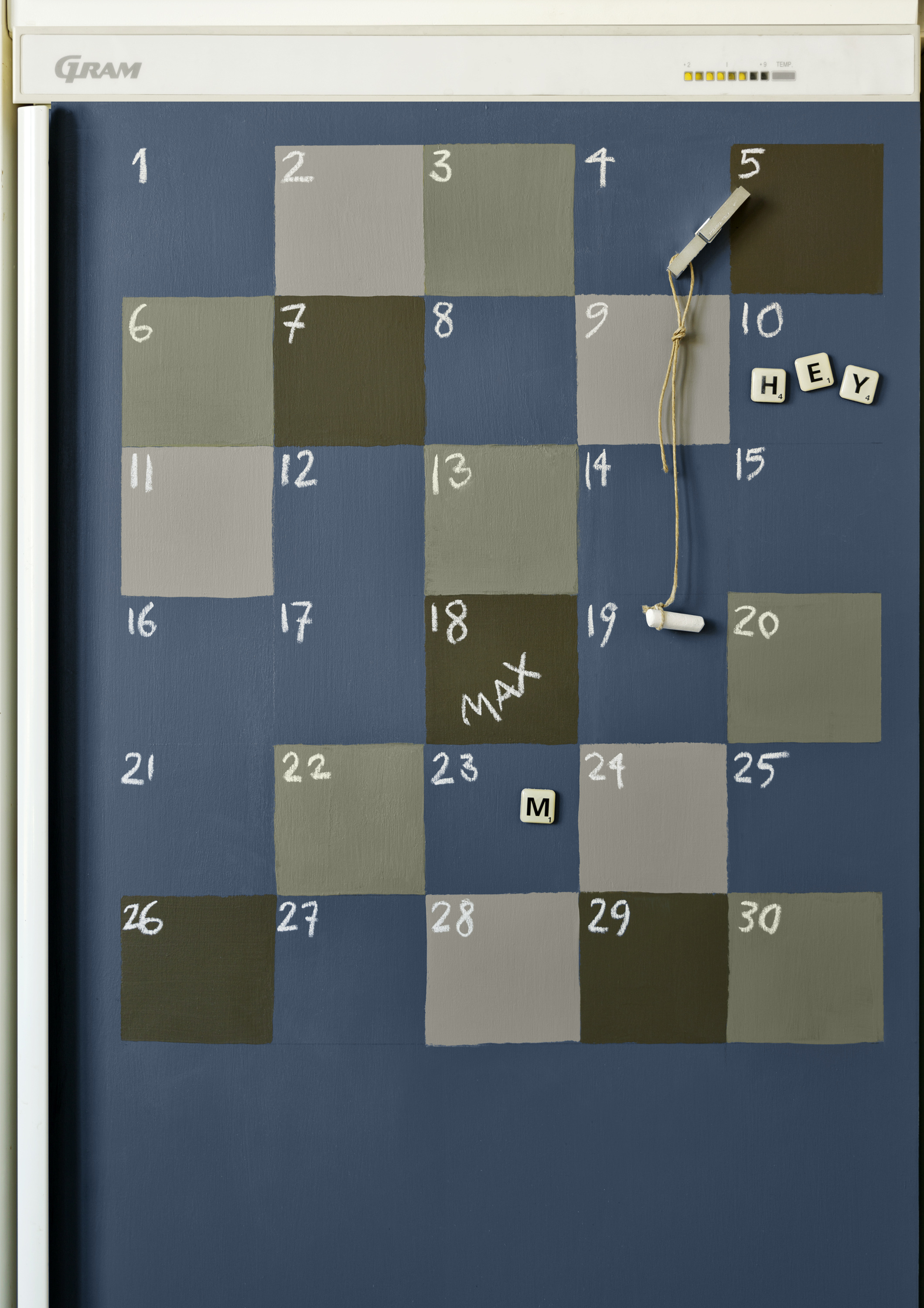 COOL KALENDER: Til kjøkeskapet er brukt følgende farger: Våg 771, Bro 512, Grönt Te 846 og Citronmeliss 835. (Foto: Beckers)