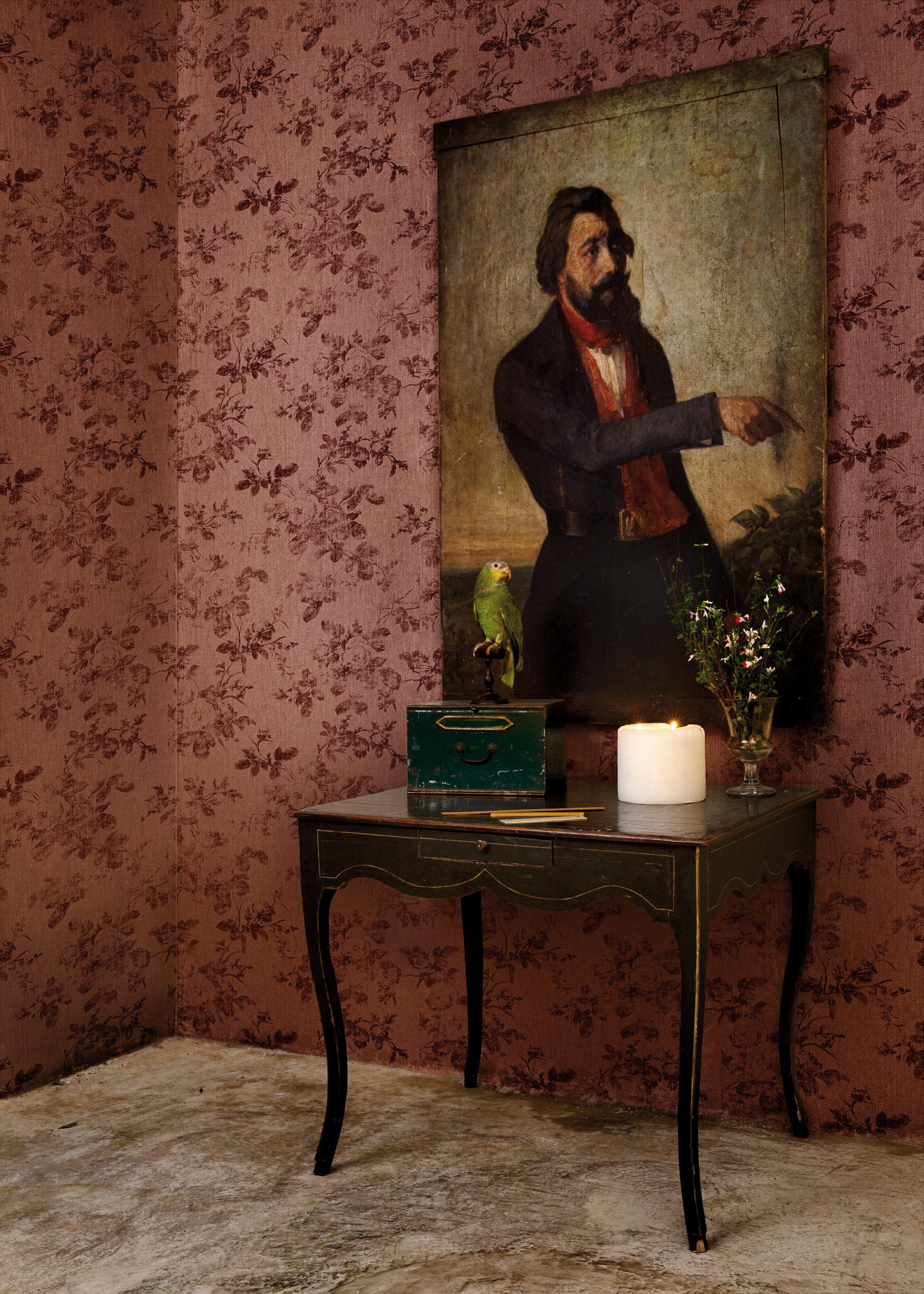 SAMSPILL: Atmosfæren i et rom skapes av samspillet mellom vegger, gulv og innbo. Her byr maleri og bord opp til en stil, som fullføres med tapet. Det harde gulvet bryter og viser at vi er i et moderne interiør. Tapet Cordonne fra GreenApple. (Foto: