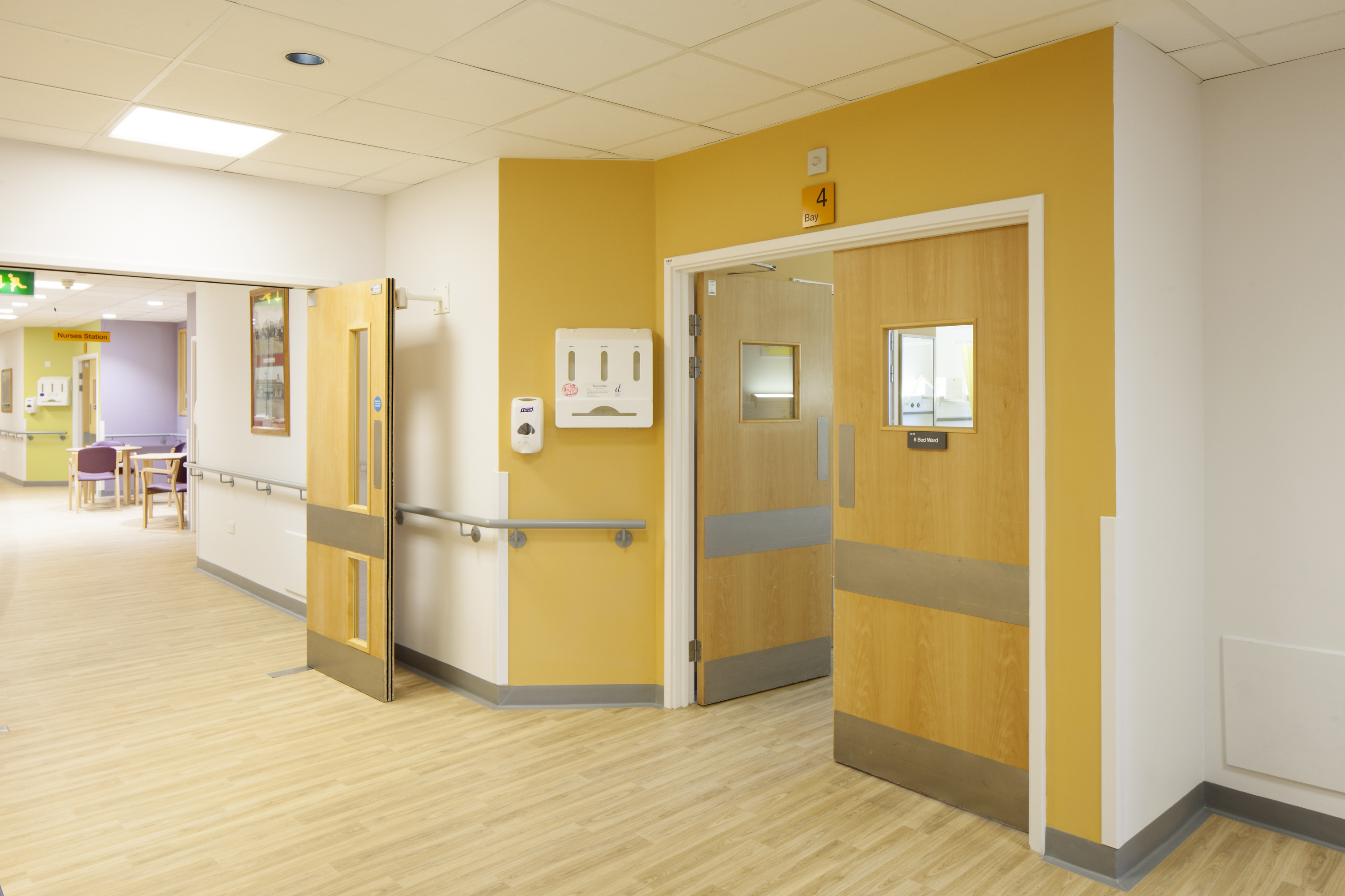 Unngå stor lyshetskontrast mellom bunnfargen og dekorfargen i gulvmaterialet.