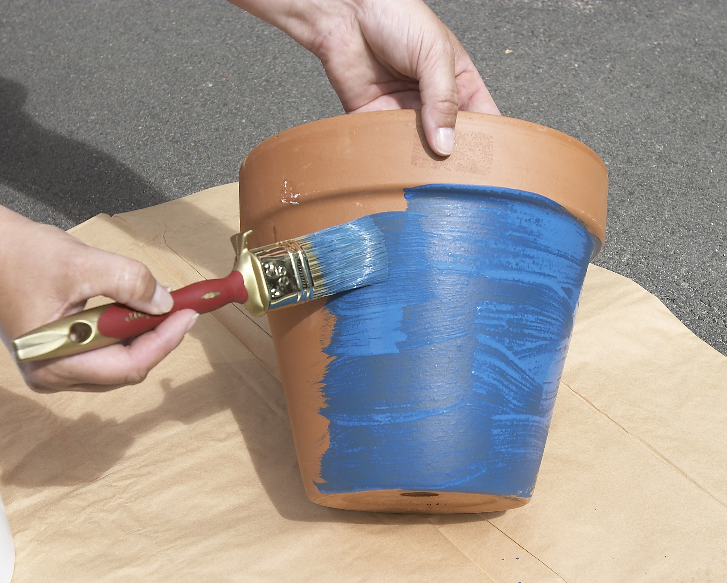 Vi maler krukker og kar til hagen