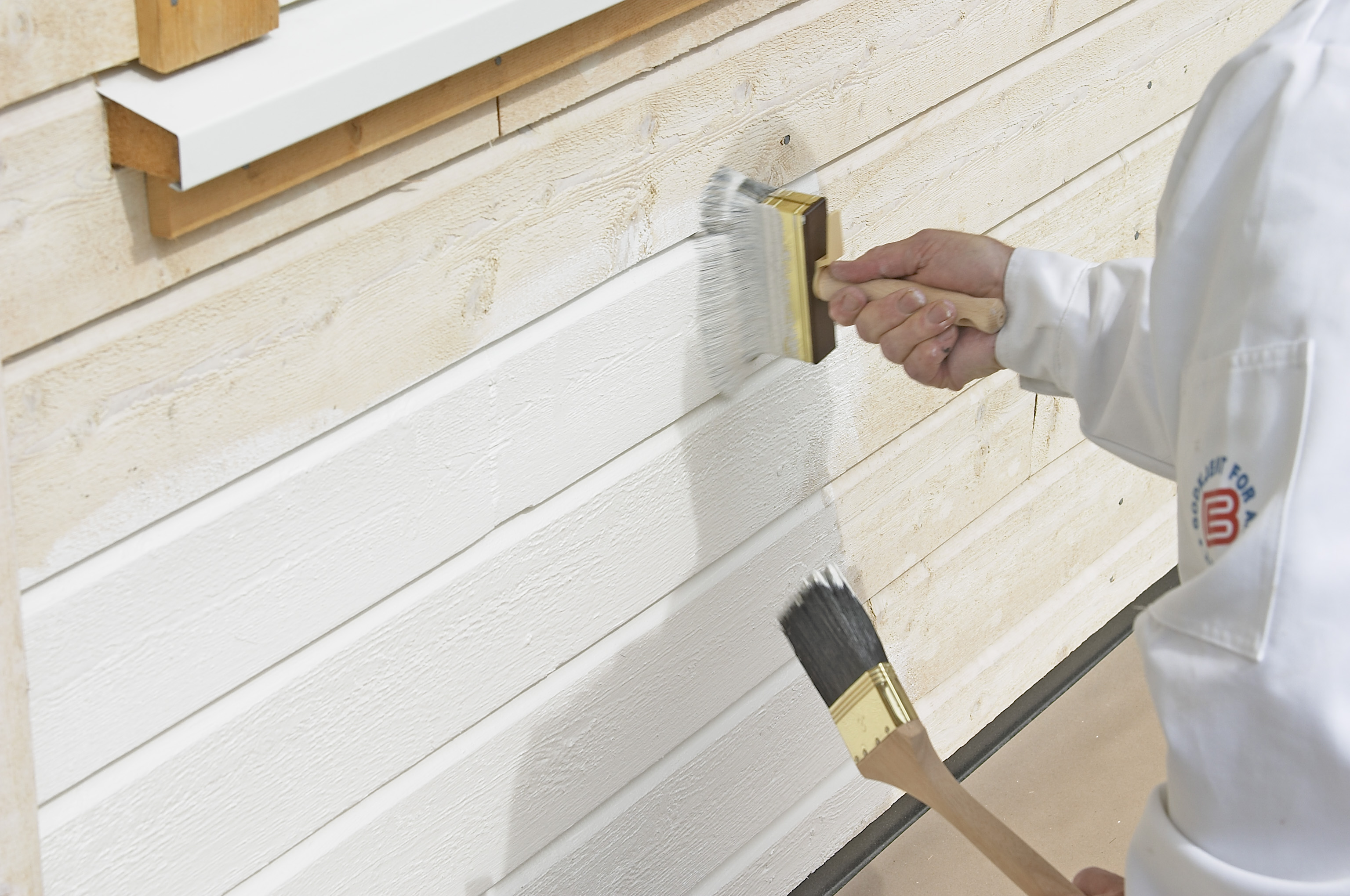 – Ubehandlet treverk utendørs må grunnes, sier Per Arne Nilsen i Tikkurila Norge (Beckers).