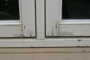 Når malingen på vinduene sprekker ved endeveden, er det på høy tid å ta fram malesakene. Egentlig burde du gjort det tidligere, så hadde du sluppet vannskader på treverket.