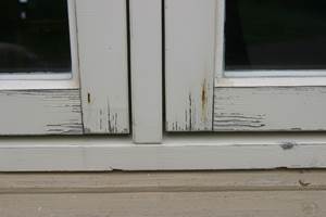 Når malingen på vinduene sprekker ved endeveden, er det på høy tid å ta fram malesakene. Egentlig burde du gjort det tidligere, så hadde du sluppet vannskader på treverket.