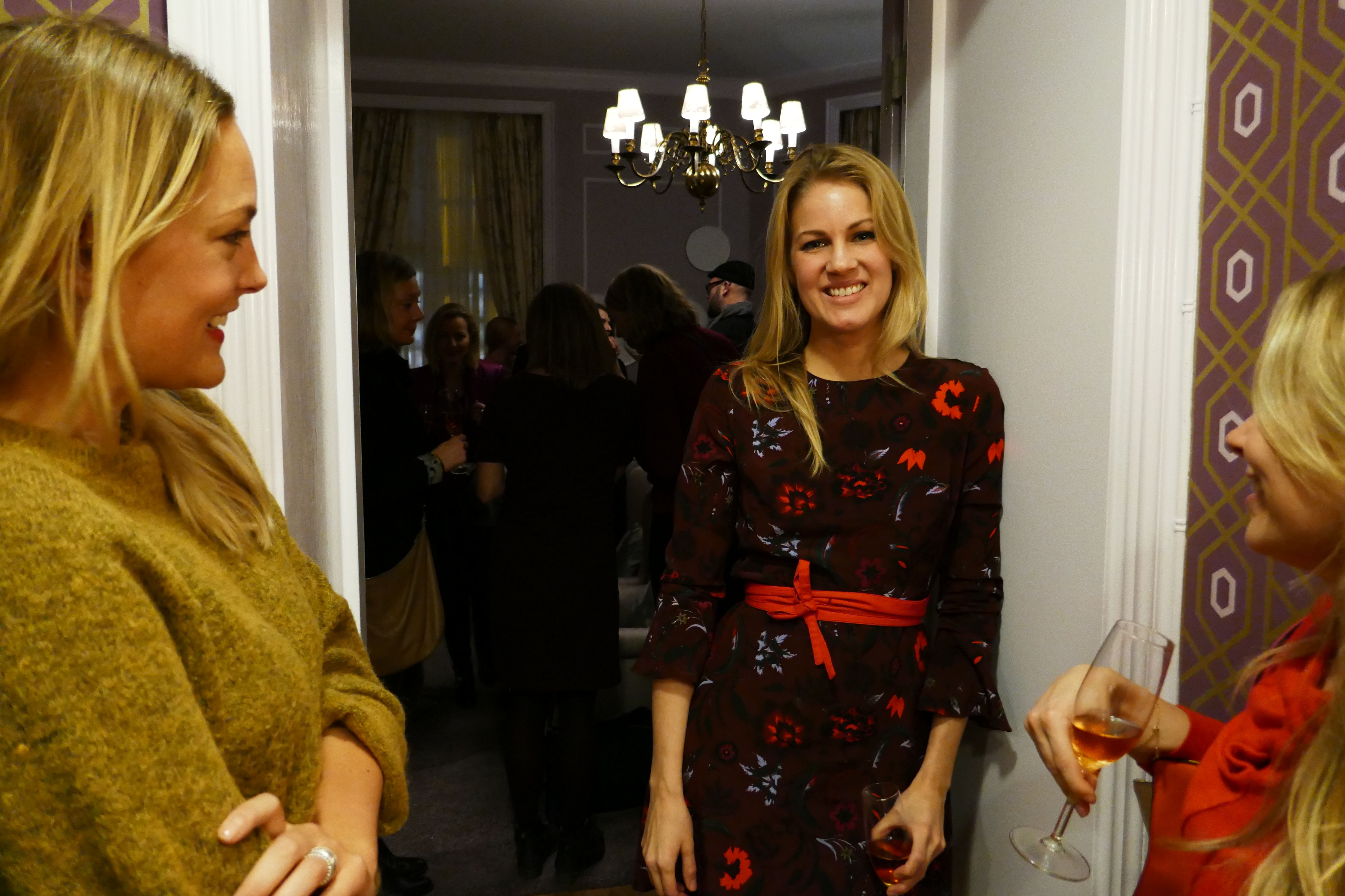 STEMNING: Det var fullt hus og god stemning da Dagny inviterte til lanseringsfest i Mikado-suiten på Grand hotell i Oslo. (Foto: Bjørg Owren/ifi.no)