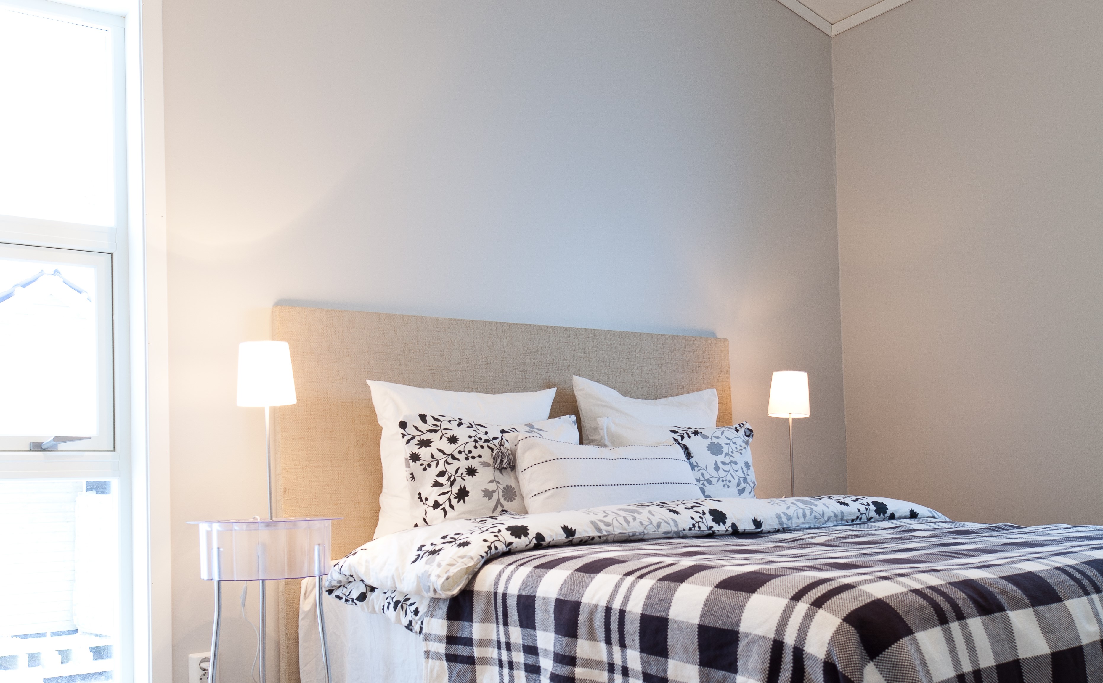 Soverom med lyse slette vegger