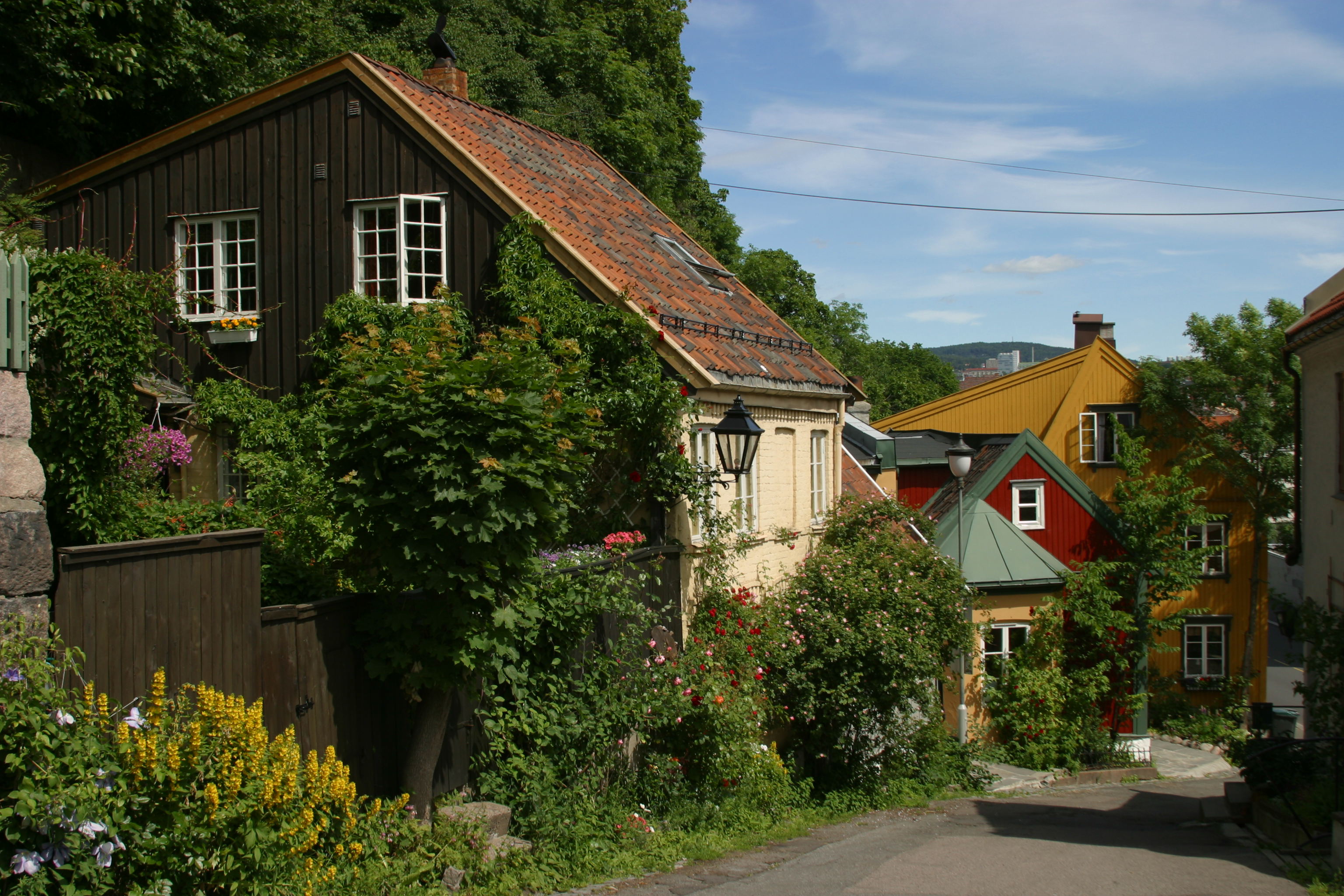 Å lytte til husets historie heller enn den personlige stilen og de aktuelle trendene, er en god måte å velge farger på.