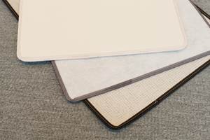 Teppenes bakside består enten av filt, tekstil eller miljøvennlig naturlateks.