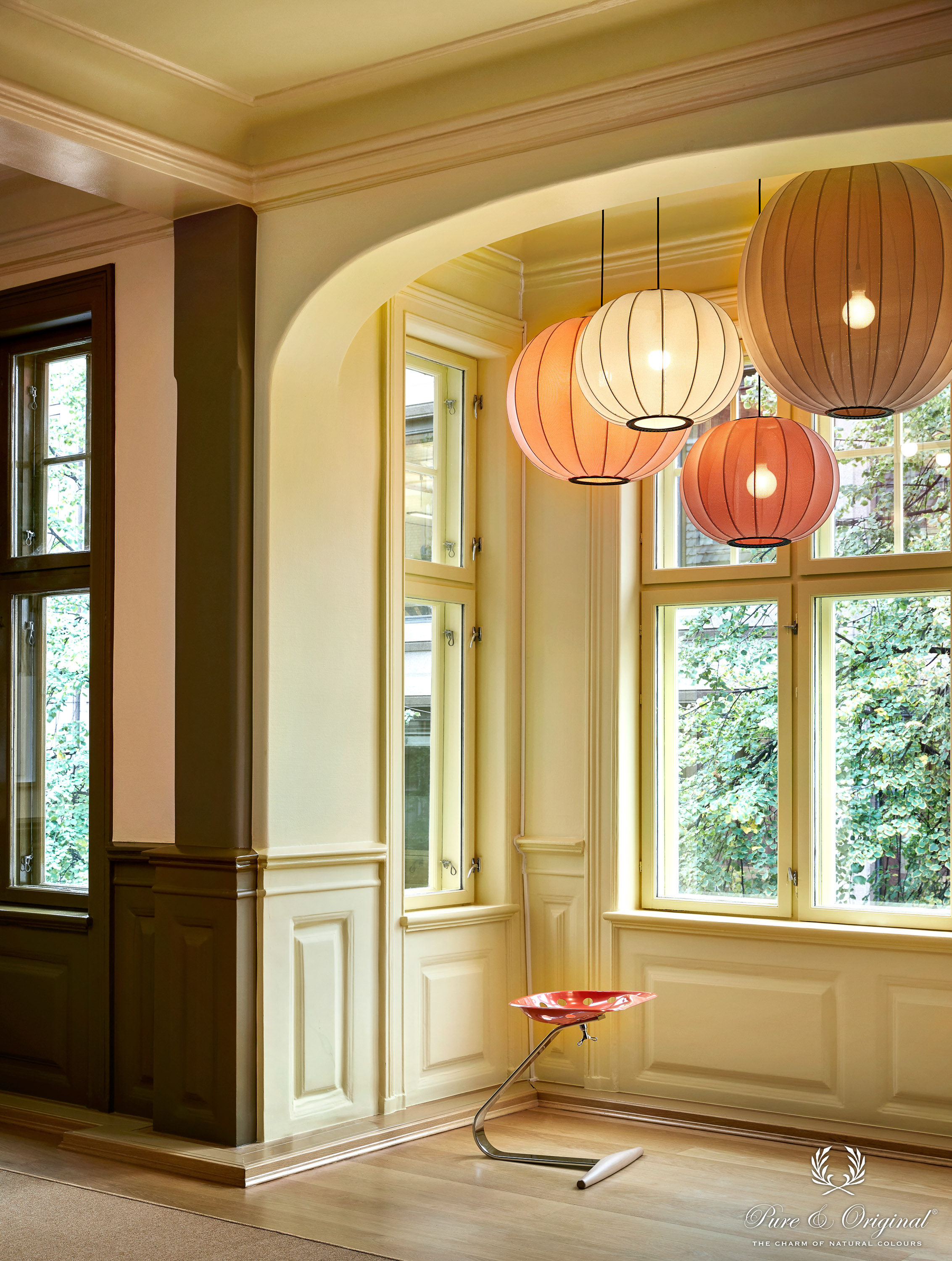 gult rom med runde lamper