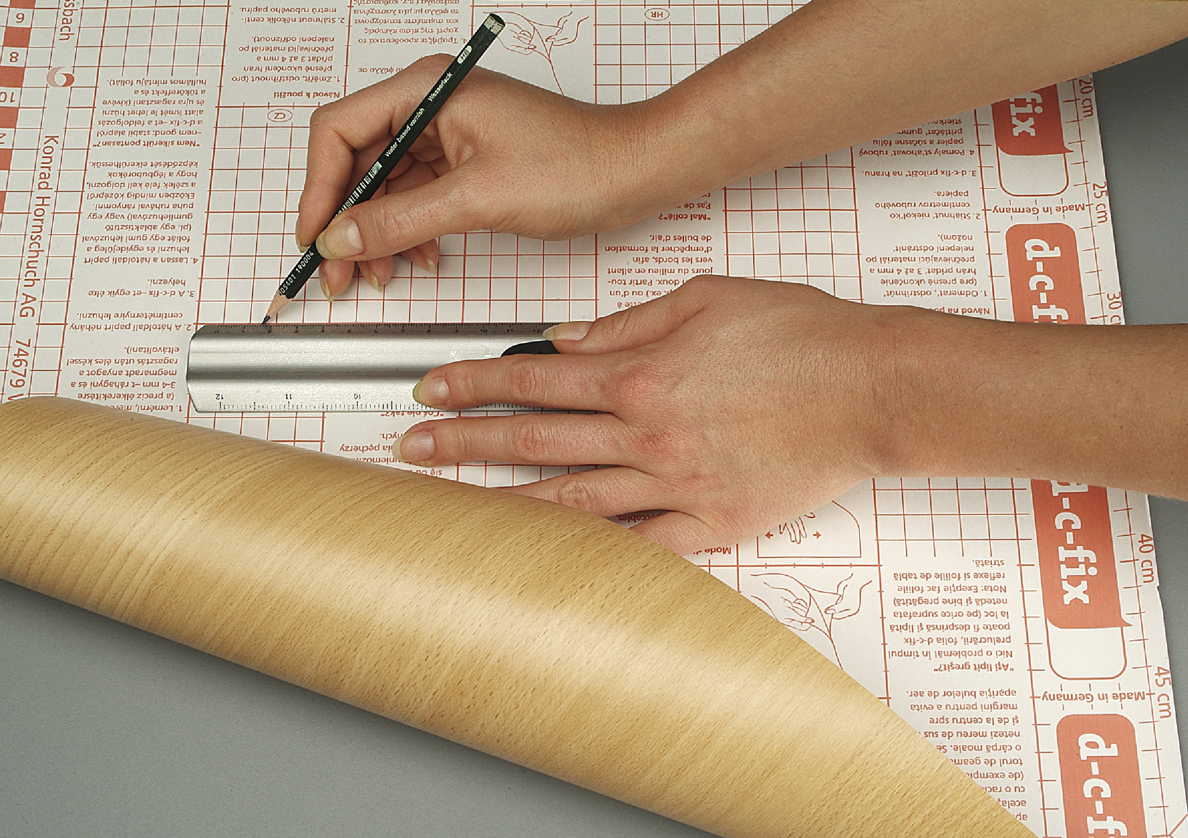 Mål og skjær til plasten til ønsket størrelse og form. 