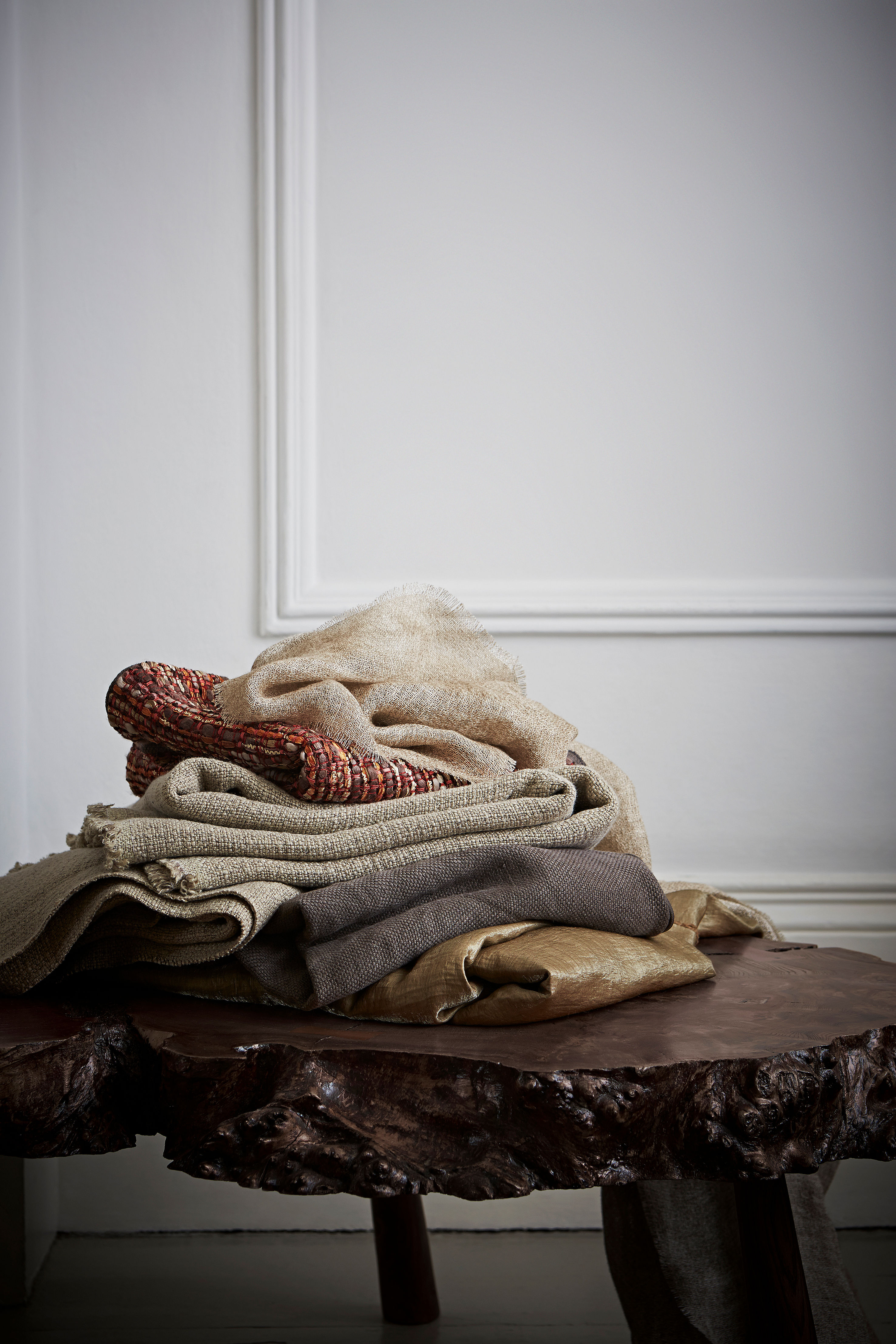 Det er lett å skape en koselig atmosfære når man kombinerer tekstiler med ulik tekstur. 