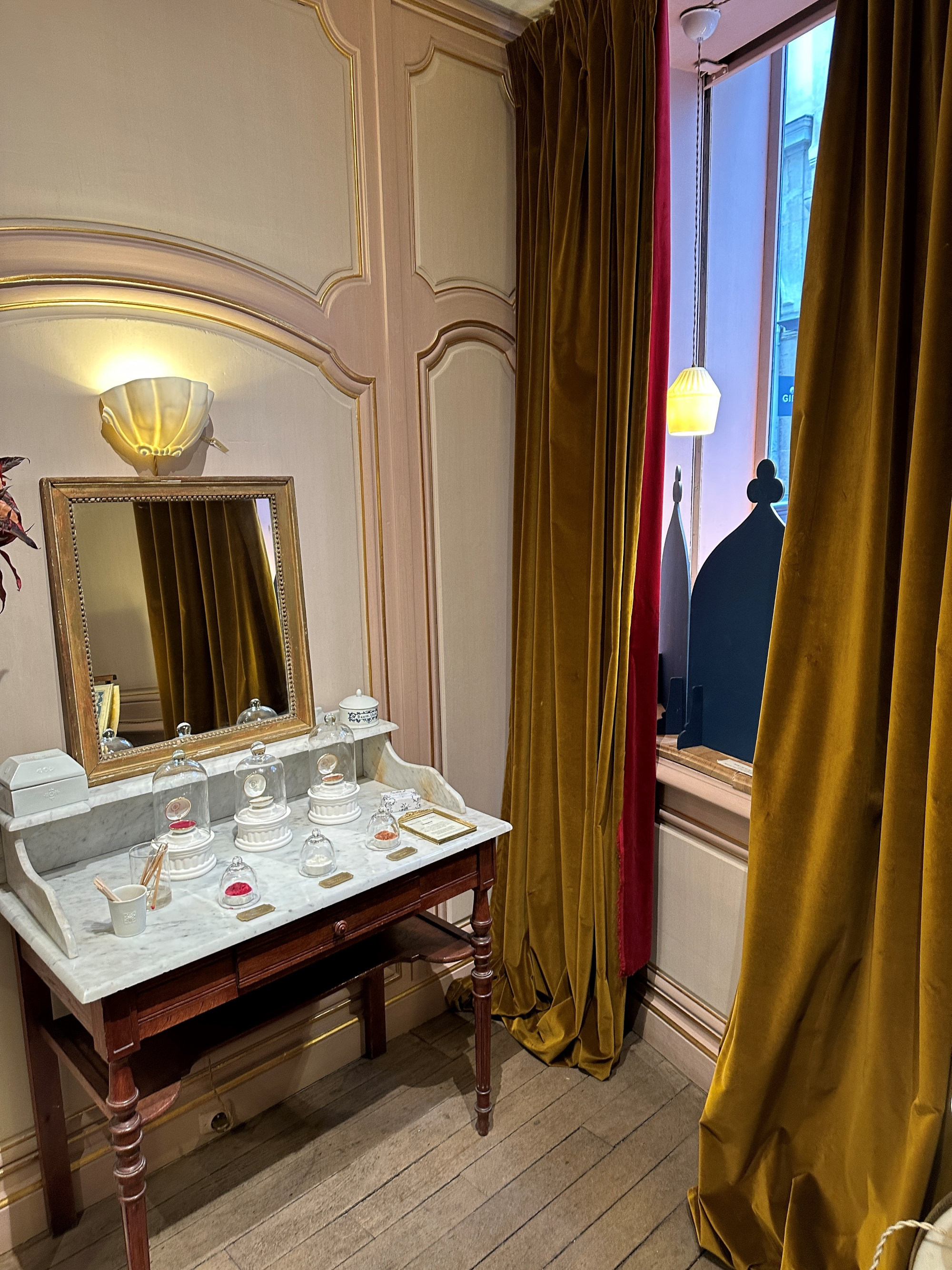 fløyel gardiner innendørs