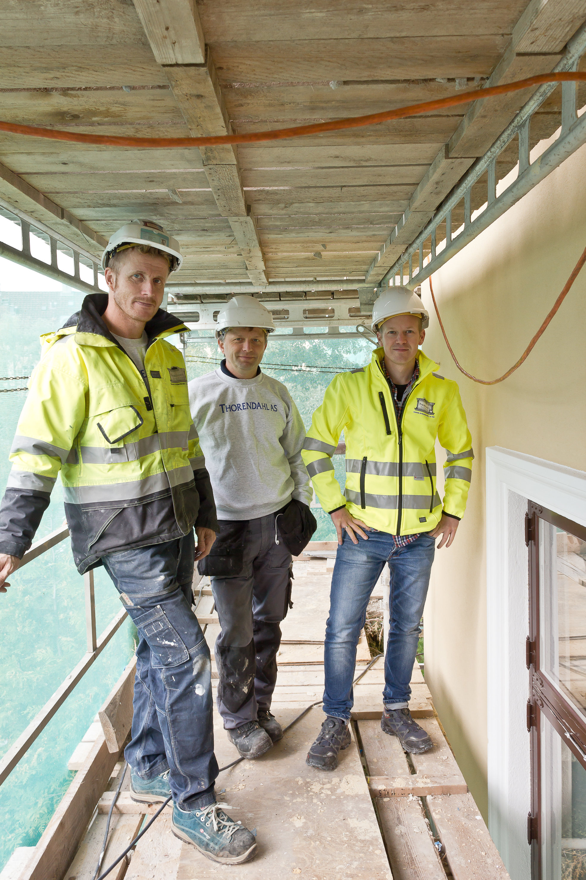 Jean Paul Beresford, Thomas Volkmer og Ingvar Røang er fornøyde med nesten ferdigstilt fasade på det bevaringsverdige bygget mot Lammers gate.