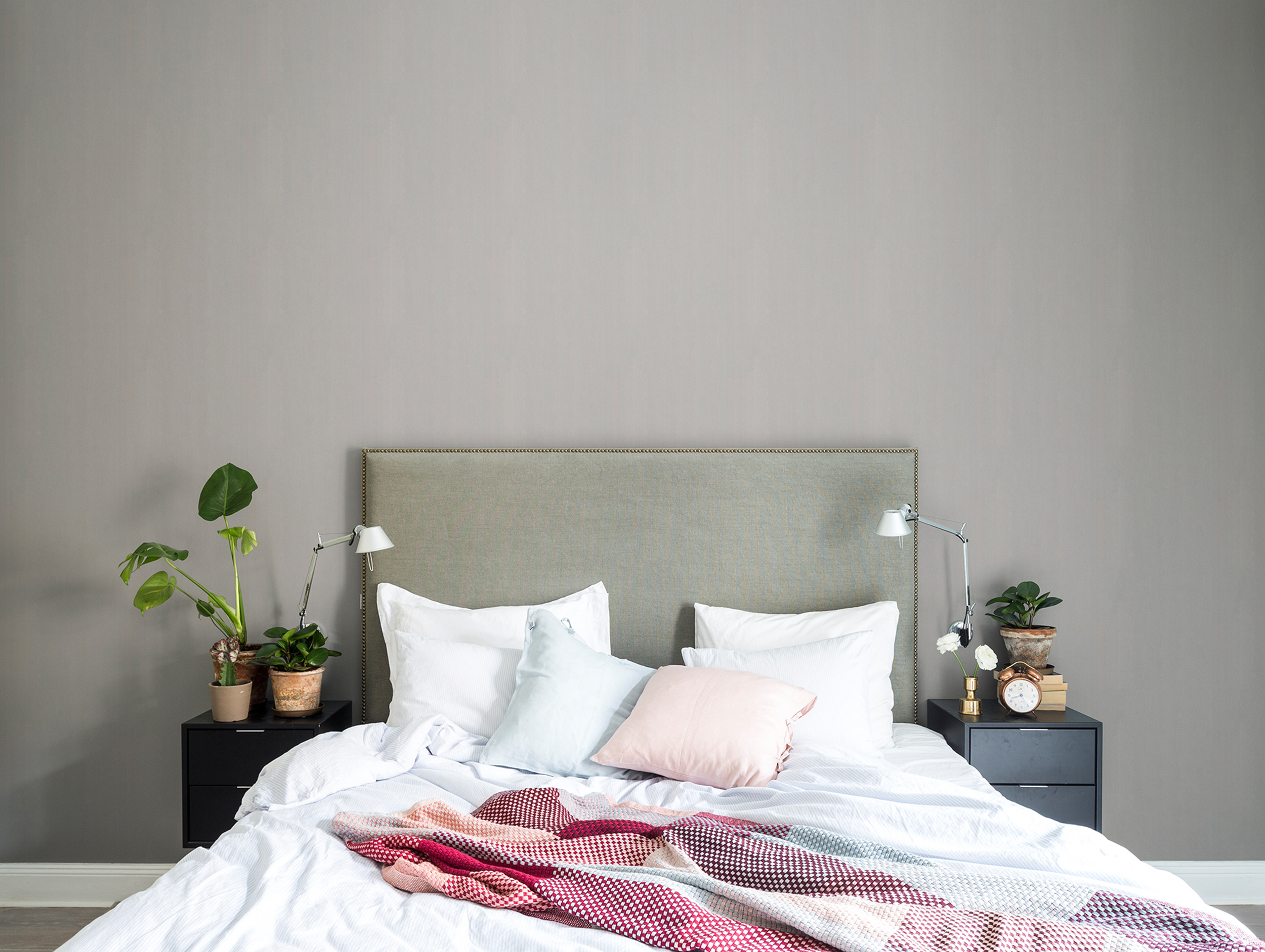 Tweedmønstre gir dybde og liv til tilnærmet ensfargede vegger. 