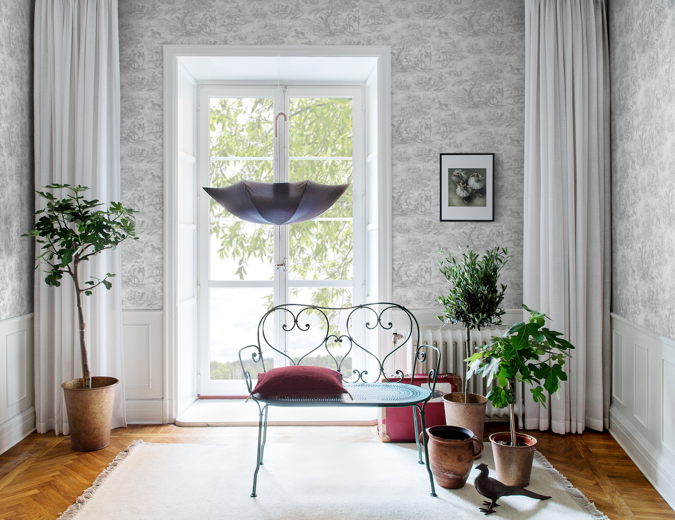 Toile-mønstret finnes i tre farger: blått, grått og sort. 