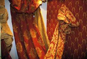 Varme farger og myke tekstiler i chenille med en strukturert overflate.