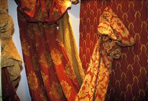 Varme farger og myke tekstiler i chenille med en strukturert overflate.