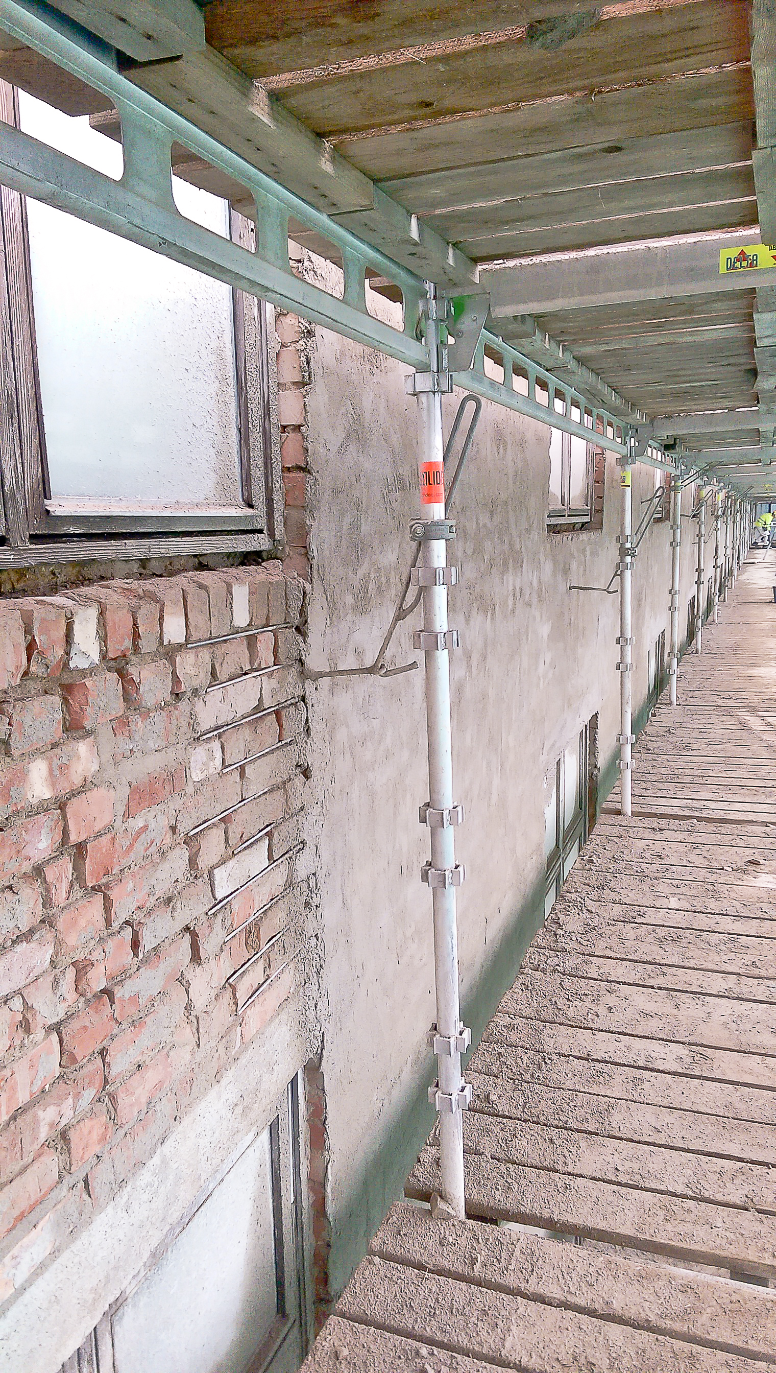 Etter at den gamle pussen ble hugd ned, måtte telgkonstruksjonen utbedres og ny avretting og puss påføres. 