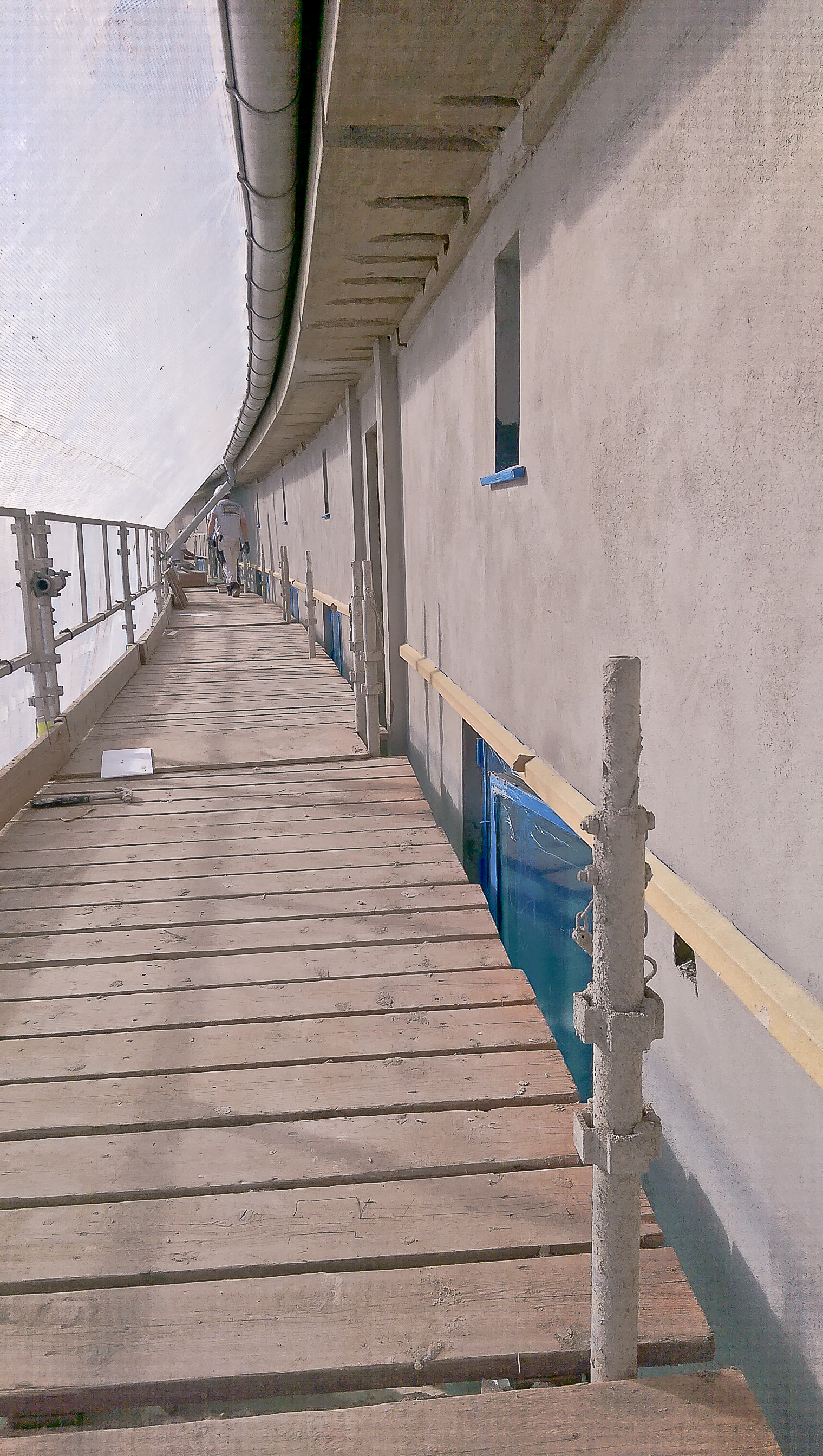 Materialet er såpass fleksibelt at fasadens bue tas opp av listene. 