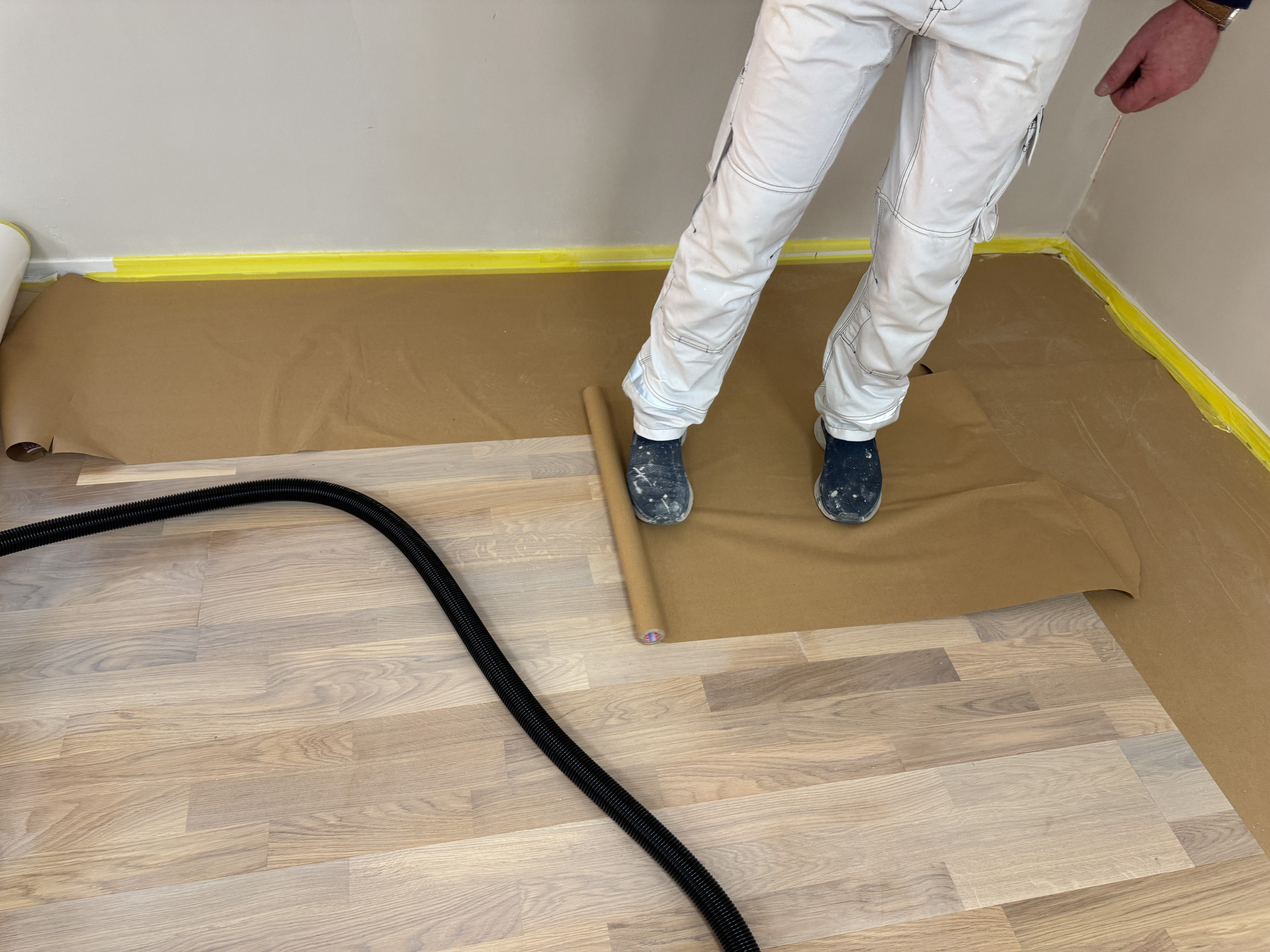 tildekningspapir som er selvklebende.