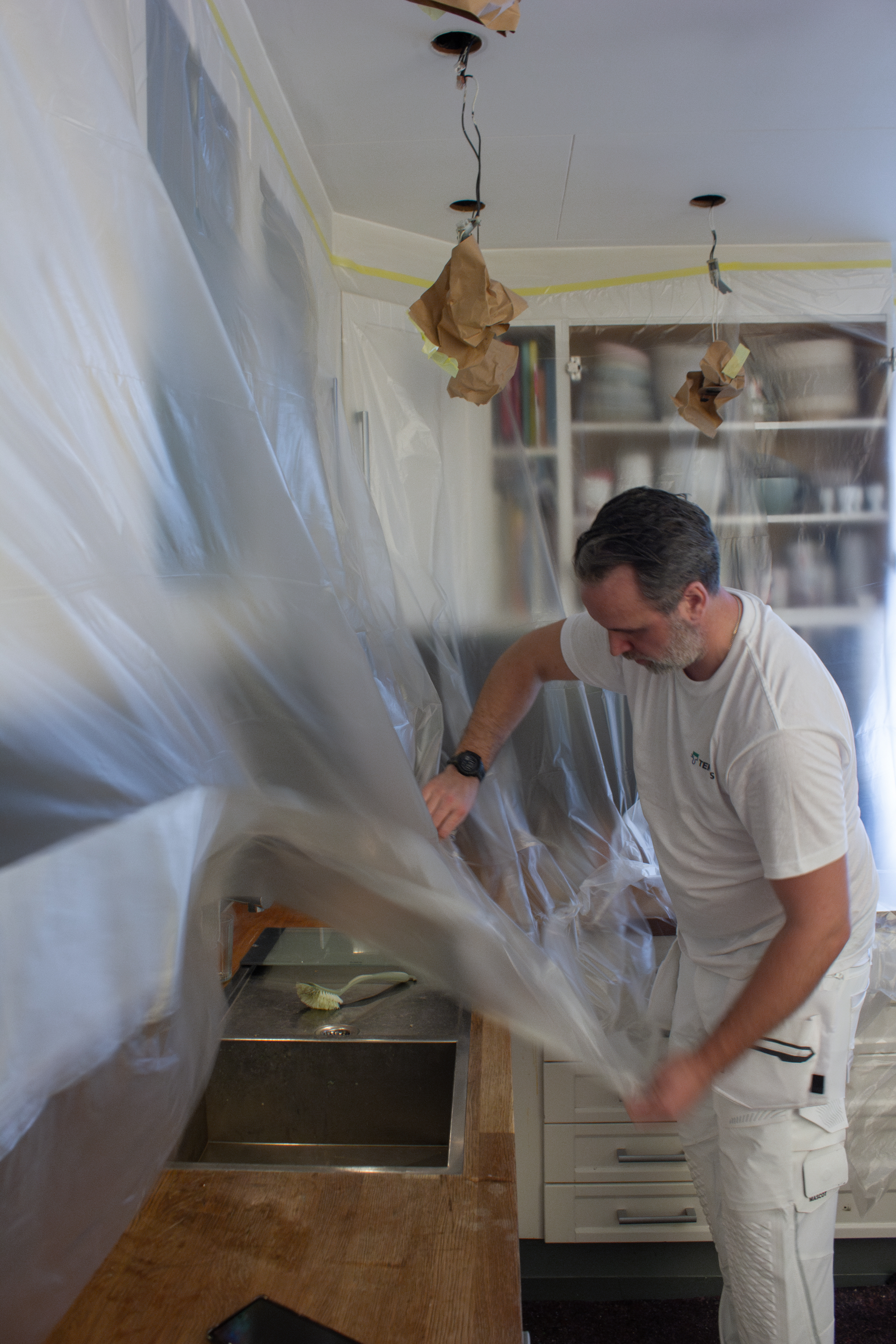 rommet dekkes til med dekkeplast.