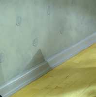 Legg merke til hvor forsiktig veggen er lasert for ikke å virke forstyrrende på sparkeldekoren.