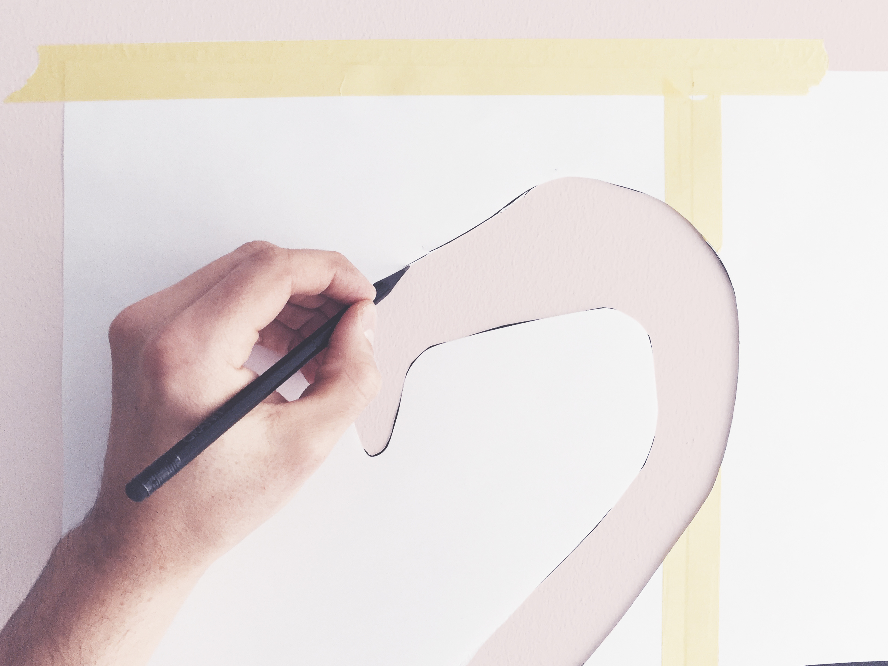 Før over motivet til veggen med en gråbyant. 