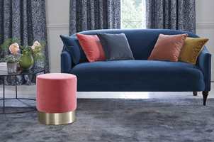 ABSORBERER: Velur egner seg godt til å dempe lyd. Her er både sofa, puter og puff i samme materiale, og teppet gjør også en god jobb i så måte. (Foto: INTAG)
