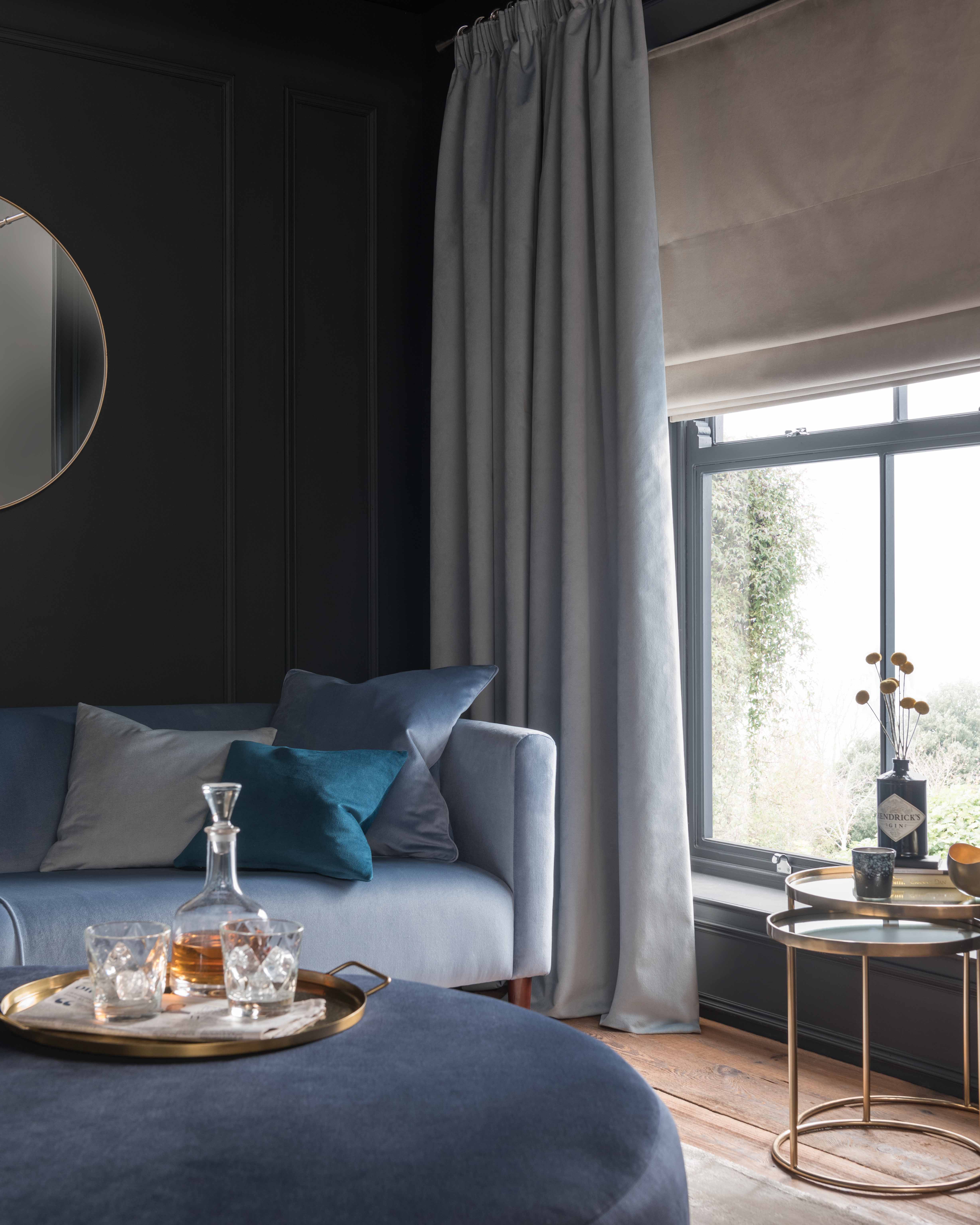 Lange, tykke gardiner mot støy