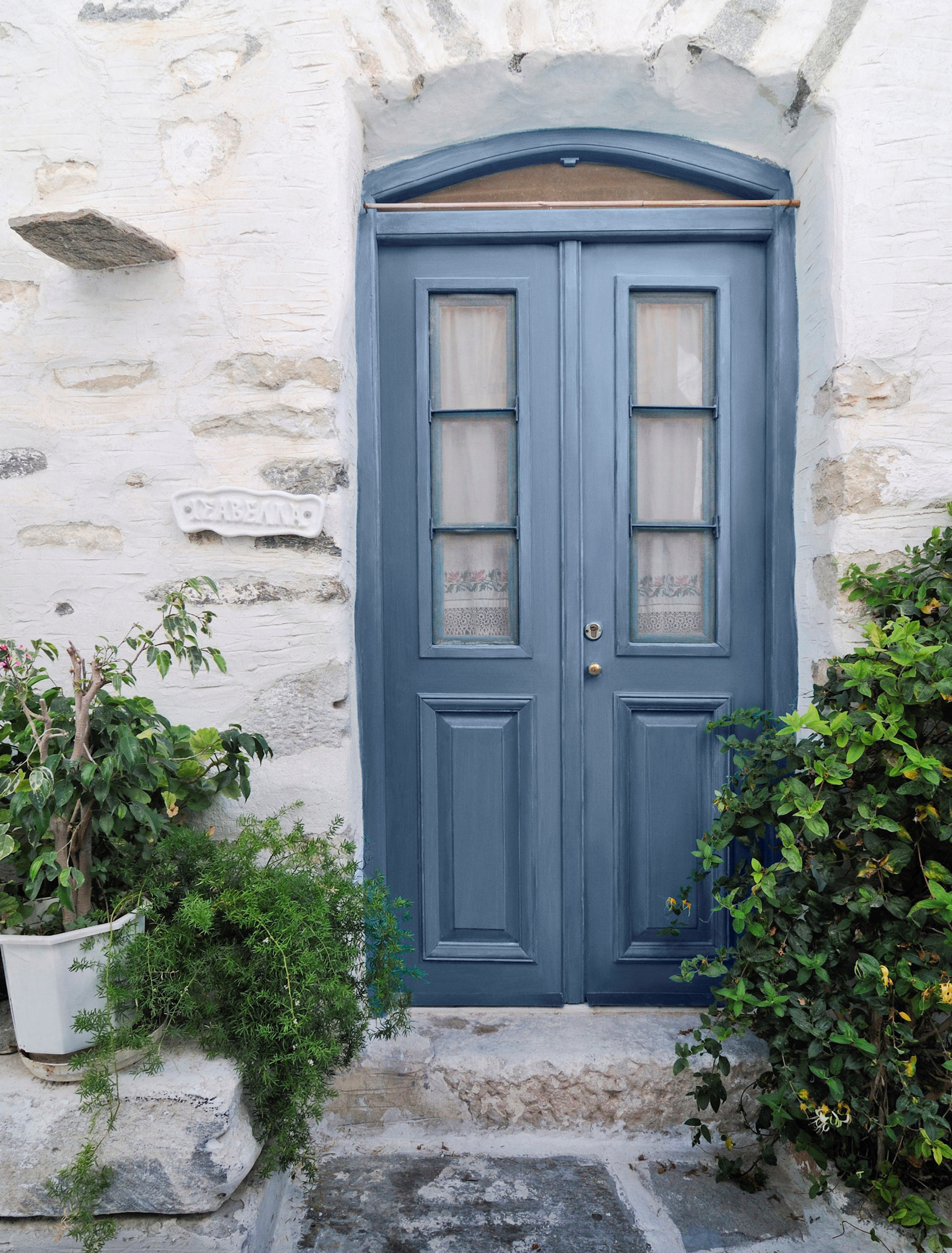 DEMPET ELEGANSE: Vakkert bl&aring;malt mot stenveggen, i fargen Antikbl&aring; &ndash; fra Fl&uuml;ggers fargekart for vinduer og d&oslash;rer. (Foto: Fl&uuml;gger)