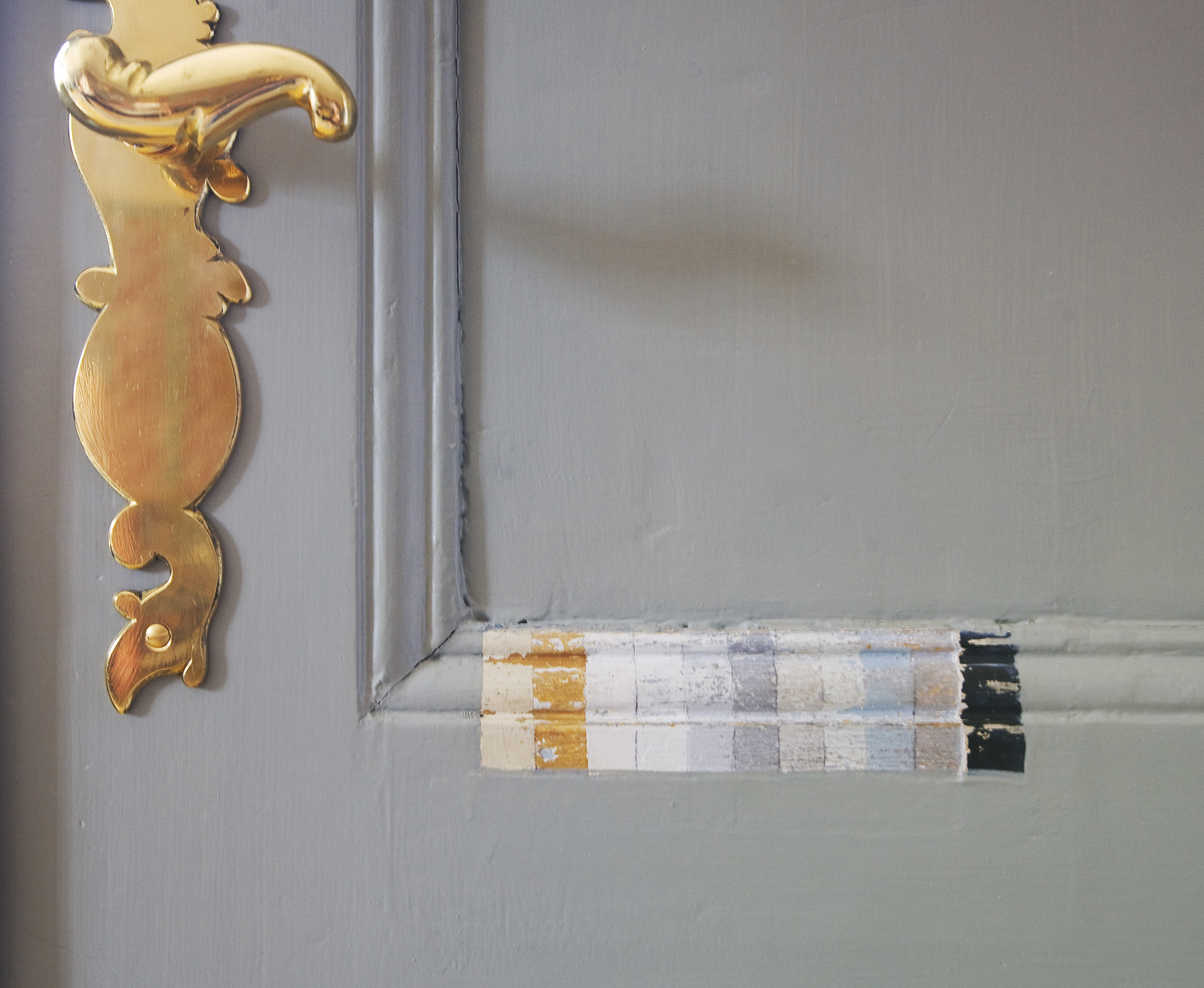 Ikke lett å finne den «opprinnelige» fargen i lag på lag med maling. Fargene identifiseres ved å lage en fargetrapp, skrapet nennsomt fram lag for lag.