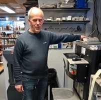 ALLEMANNSEIE: Roar Fragåt eier og driver Nordsjö-butikken i Prestfoss. Han vil dele ut måleren til kunder som kjøper mer enn 30 liter utendørsmaling. 