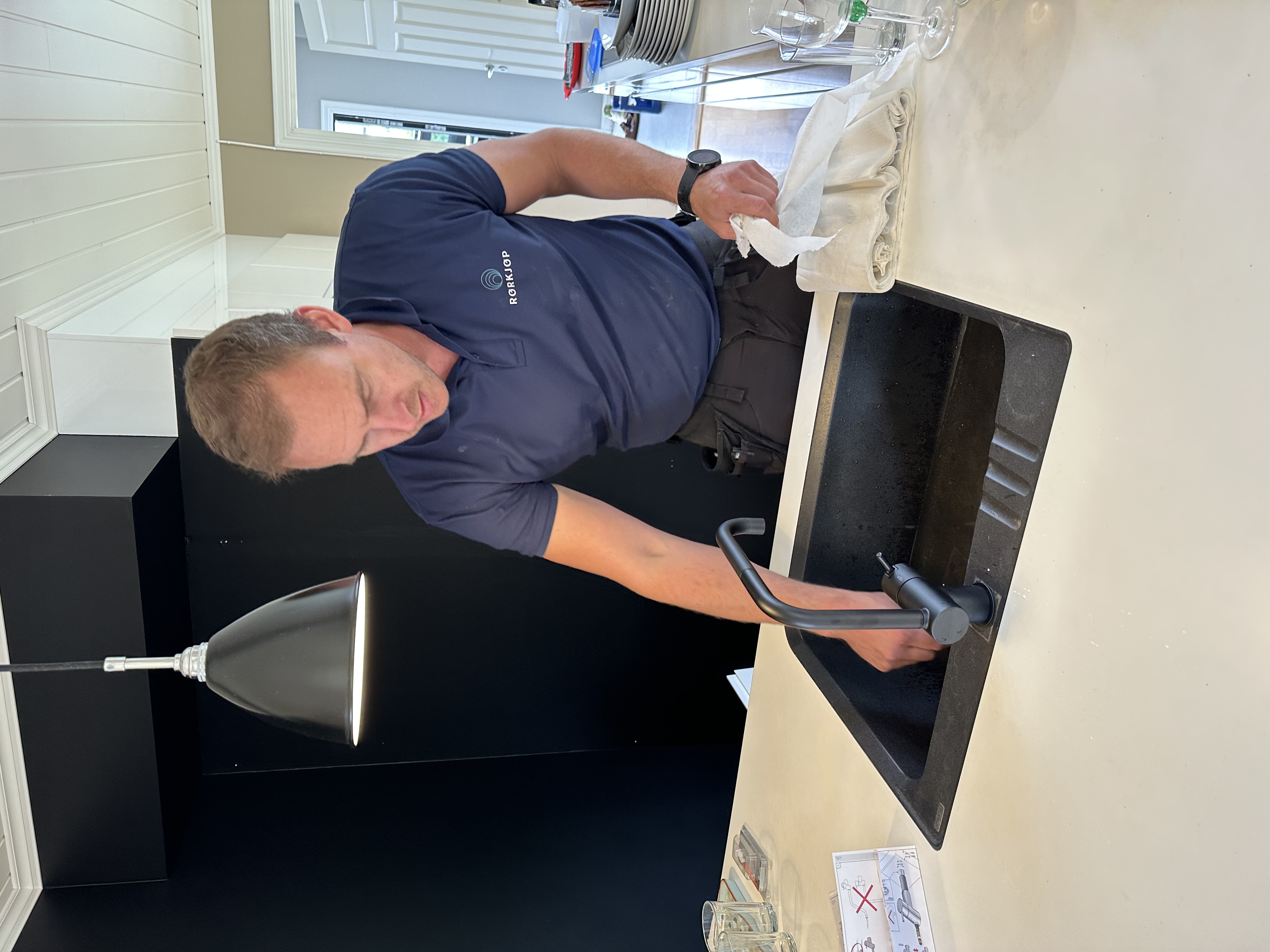 mann rørkjøp kjøkken