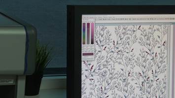 DESIGN: På et program på datamaskinen kan  designerne gå inn å gjøre endringer på farger og mønster.
