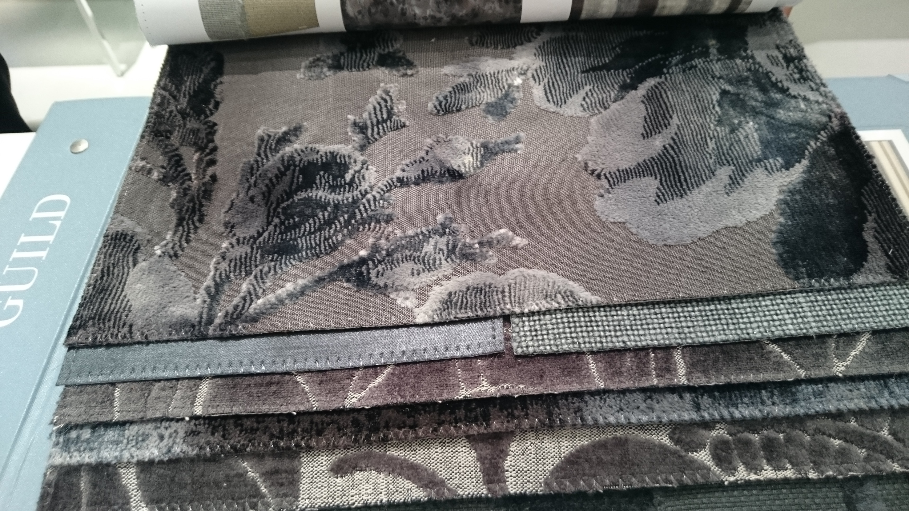 På topp blant møbeltekstiler er velur. Designers Guild lanserte en spennende kolleksjon. 