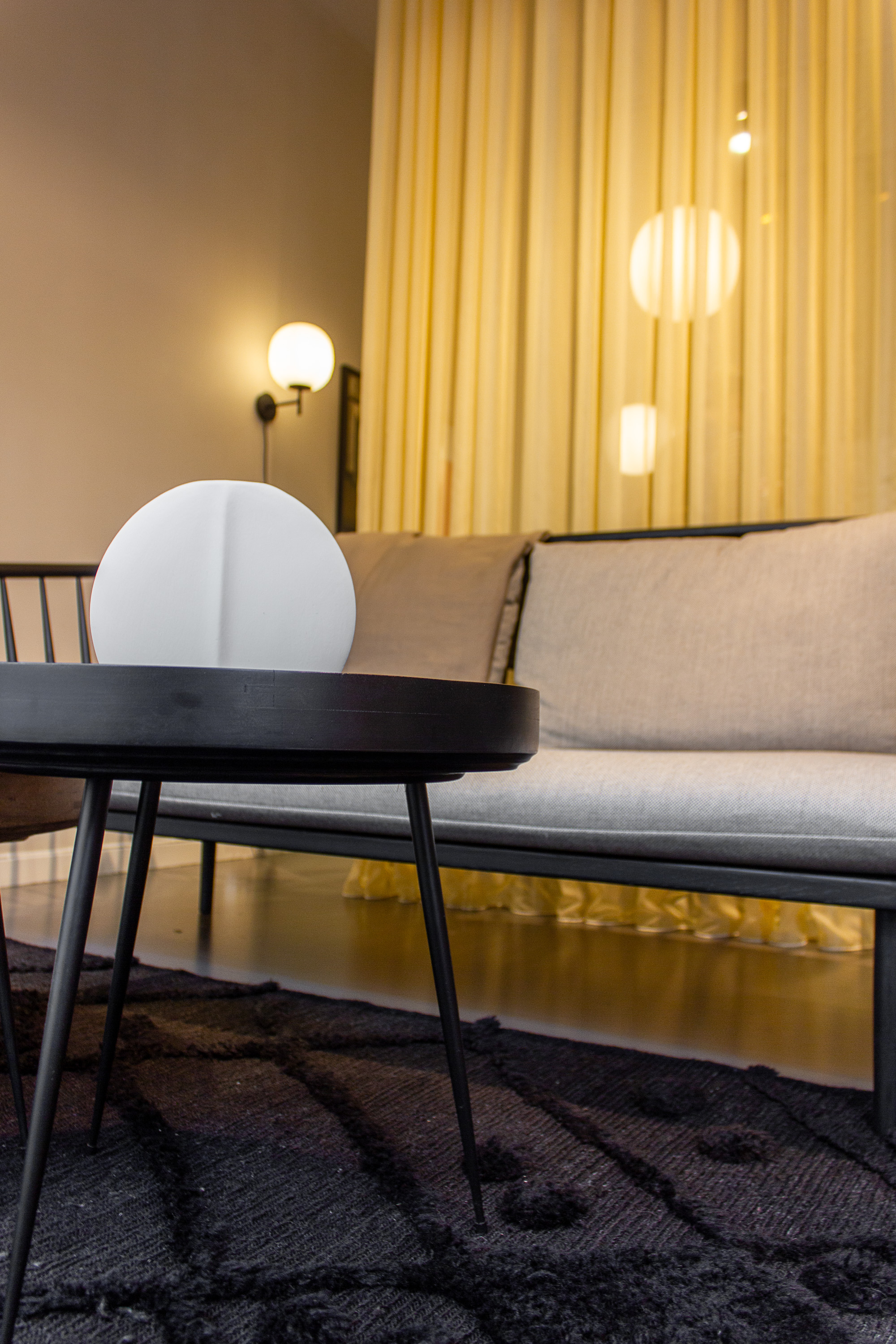 Nøytrale møbler med gule kontrast gardiner