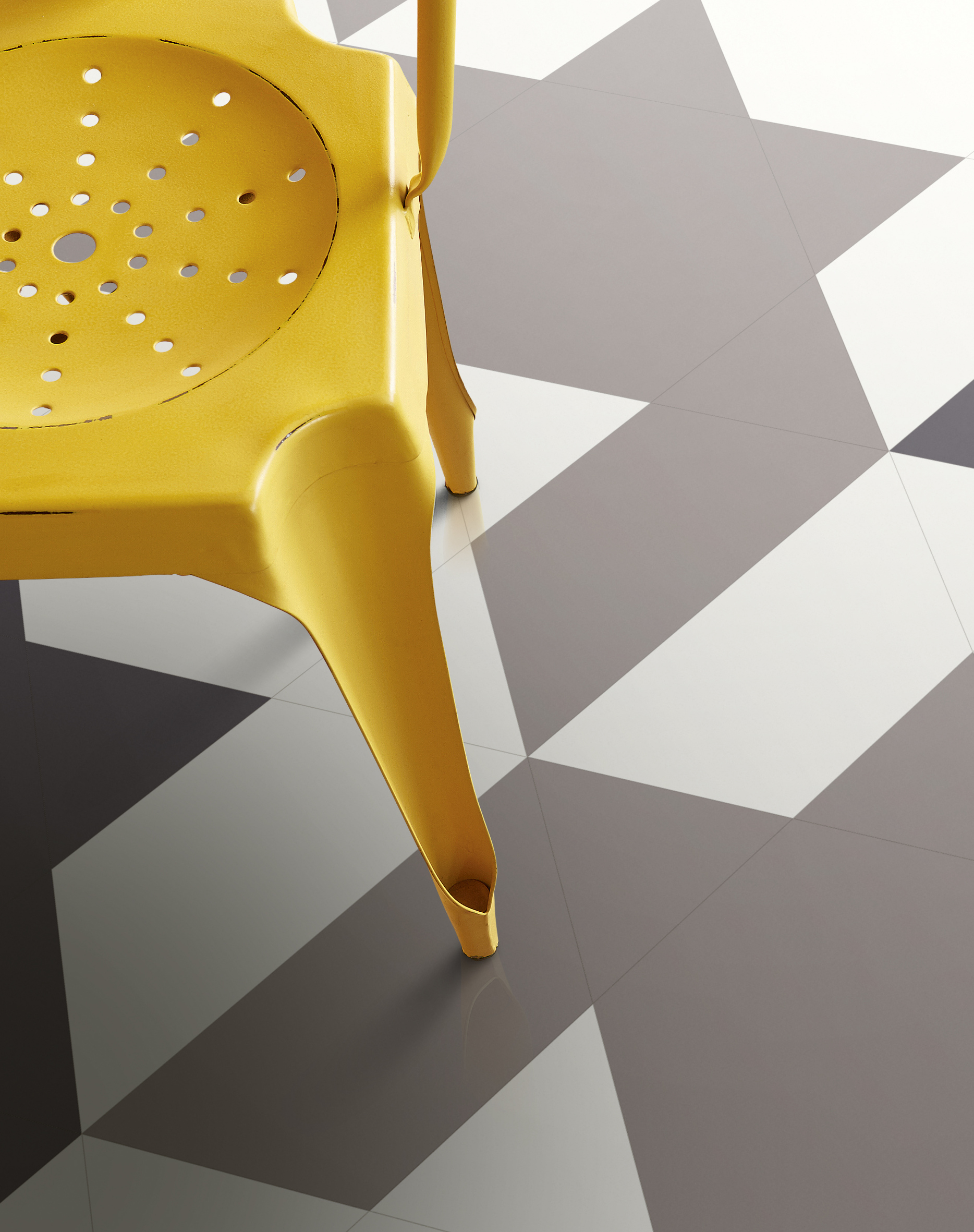 Stramt gulv i grått og hvitt