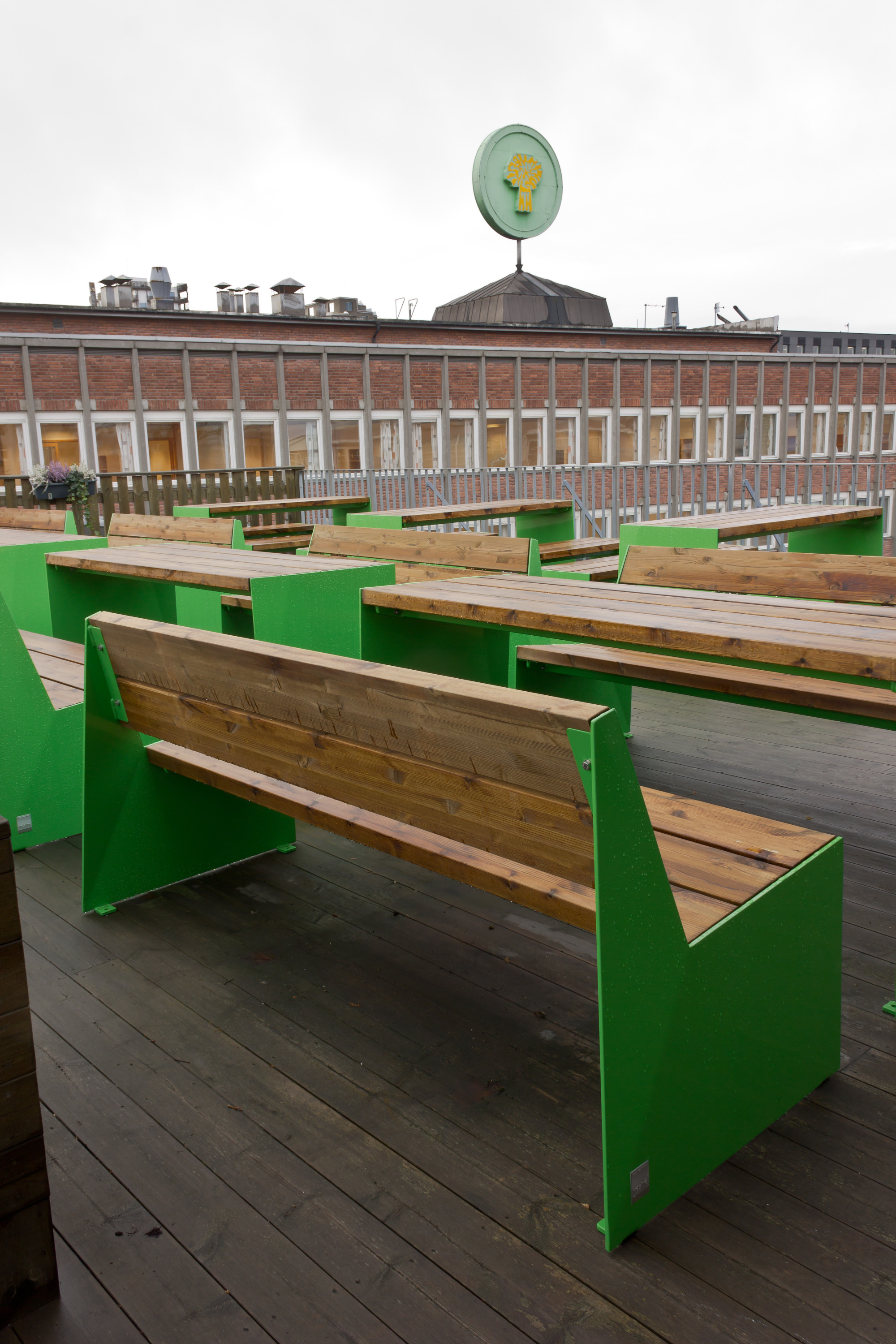 TRAKTORFARGE: Fra takterrassen har man fin utsikt over byen, og kan sitte godt i John Deere-grønne utemøbler.