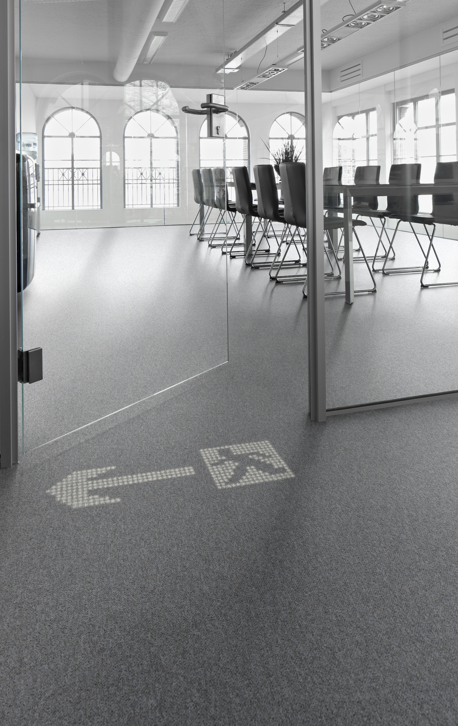 Bruk teppet til å hilse gjestene velkommen med en personlig hilsen, vise veien ved nødsituasjoner, eller fortelle hvor nærmeste kaffeautomat er. 