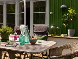Med en velholdt terrasse, utetepper og -tekstiler, levegg og grønne planter blir det hyggelig å oppholde seg på terrassen i sommer.