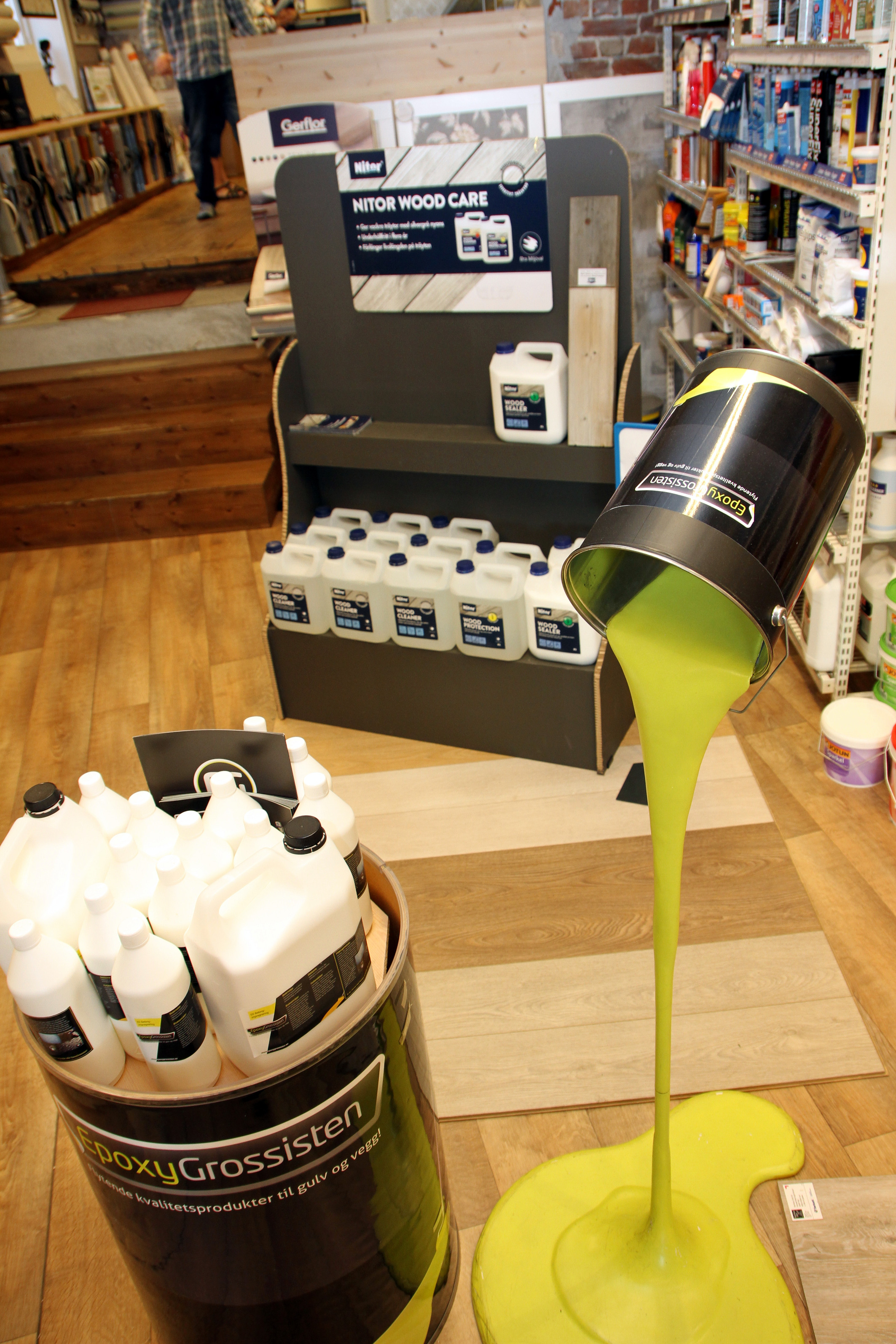 TING OG TANG: Bananfluemidler, lakkfjernere, maling og all verdens tapet. Utvalget er stort i den tradisjonsrike butikken.