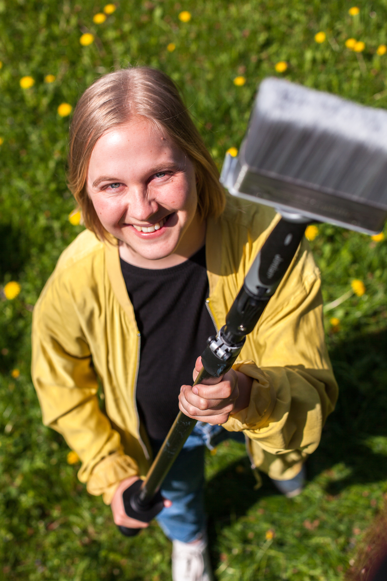 EN FORLENGET ARM Mari setter sin lit til forlengerskaftet når jobben skal gjøres. 