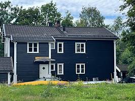 FERDIGMALT: Slik ser huset ut etter at det er blitt malt ferdig. Linoljemalingen fra Wibo ser blank ut den første tiden, men mattes gradvis ned. 