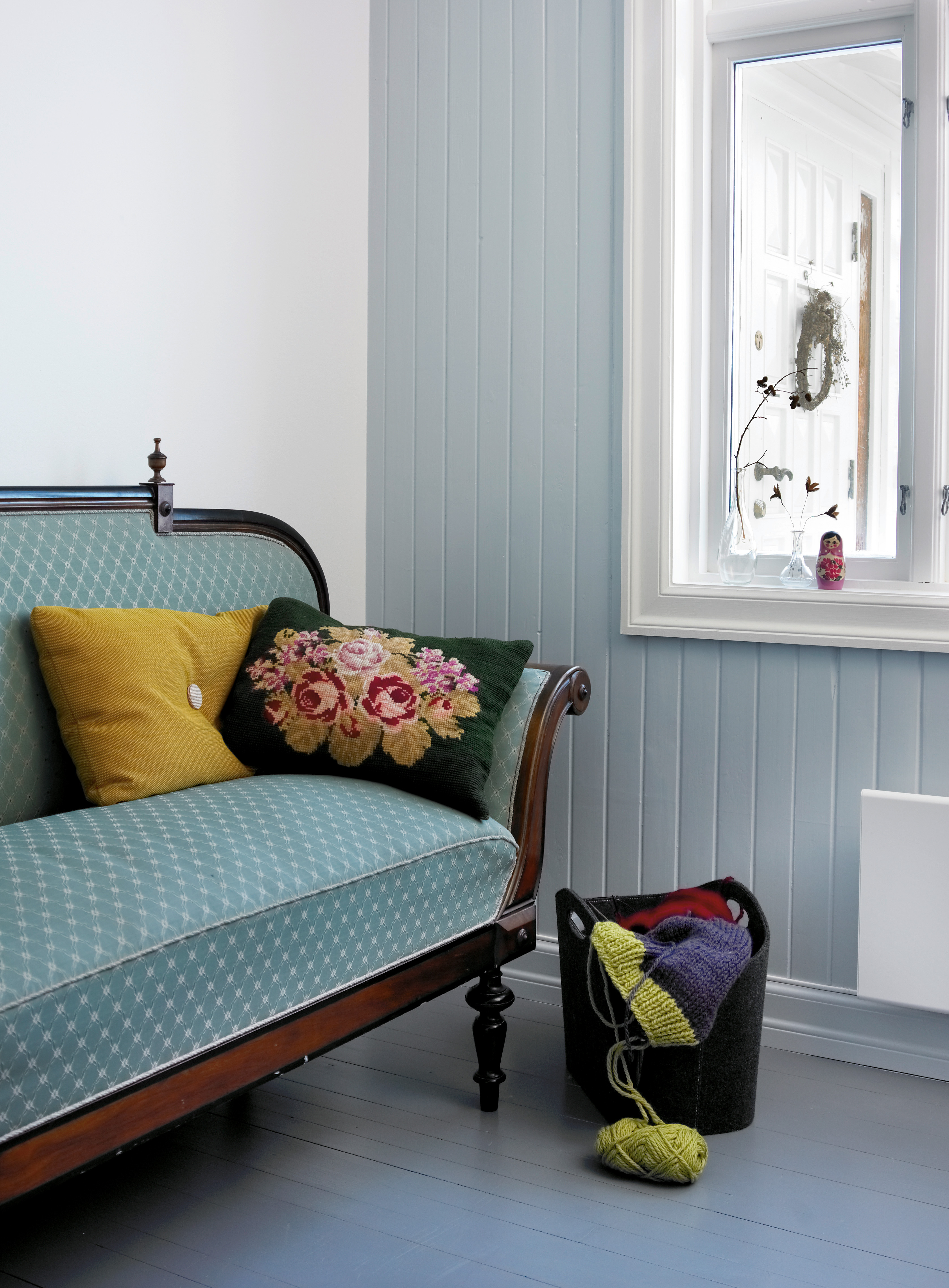 Gjesterom og trapp i blått og grått