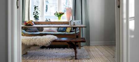 En spiseplass i et gammelt hus i en av Oslos villabebyggelser ble ny ved hjelp av en samstemt fargepalett og arvede møbler. 