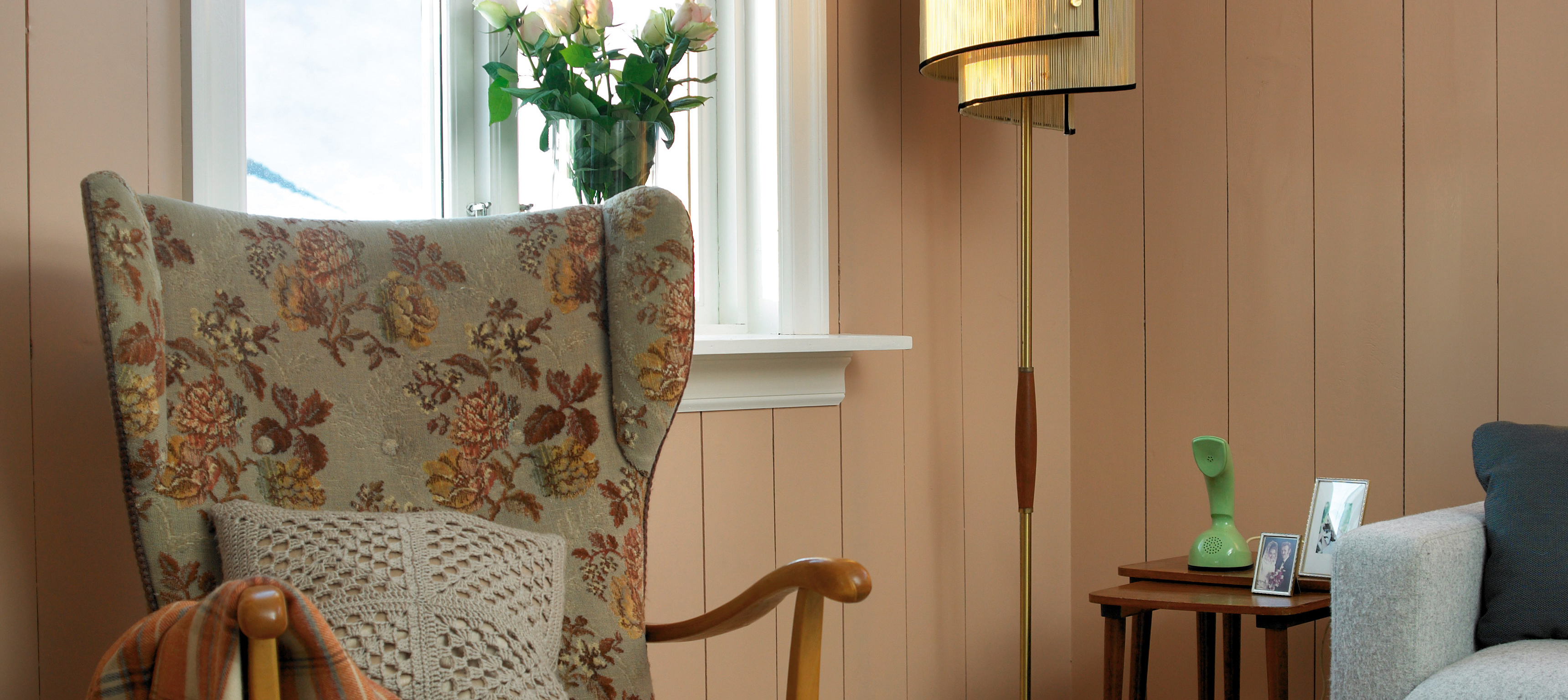 Stue med utradisjonell veggfarge