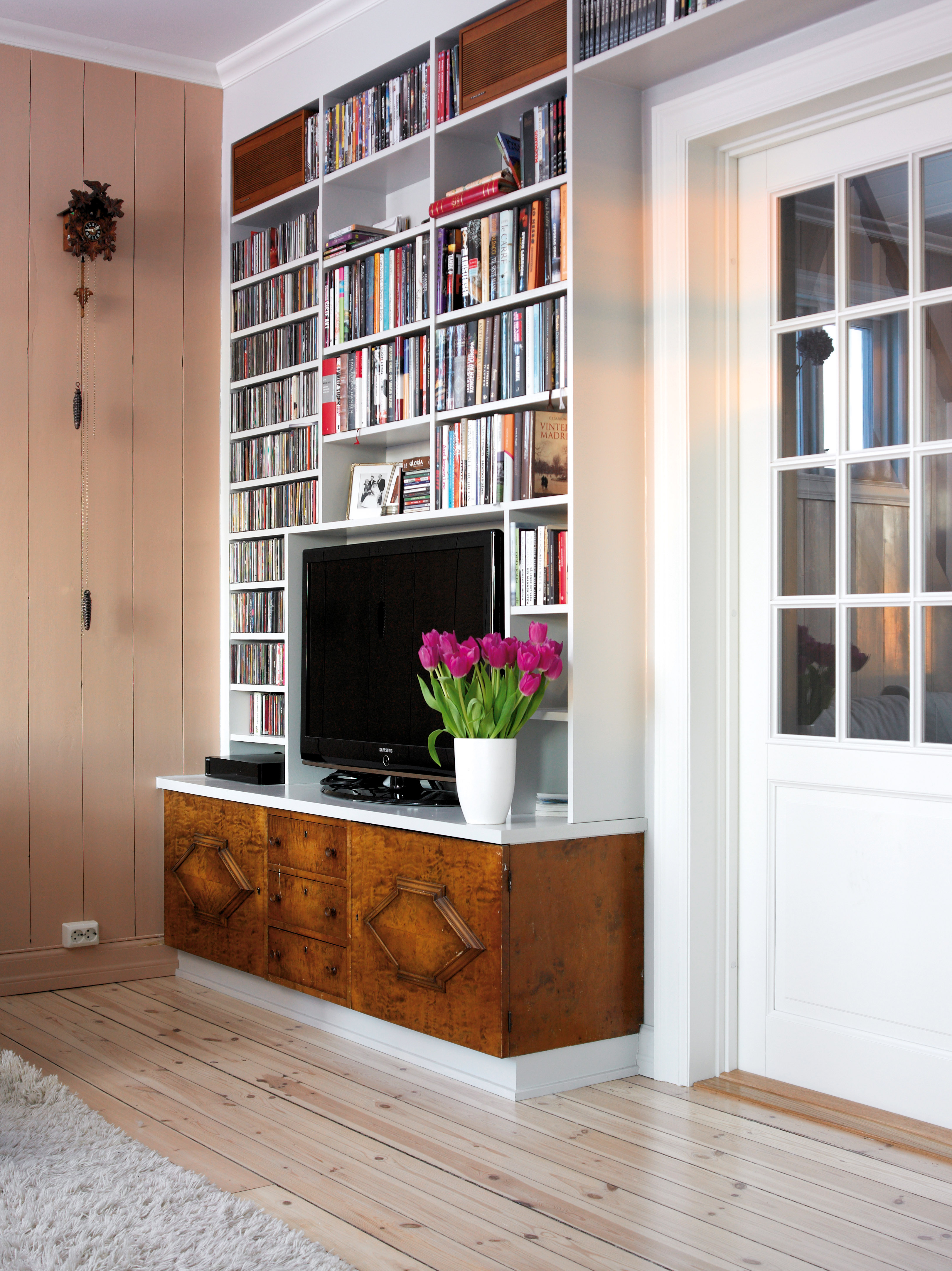 Stue med utradisjonell veggfarge